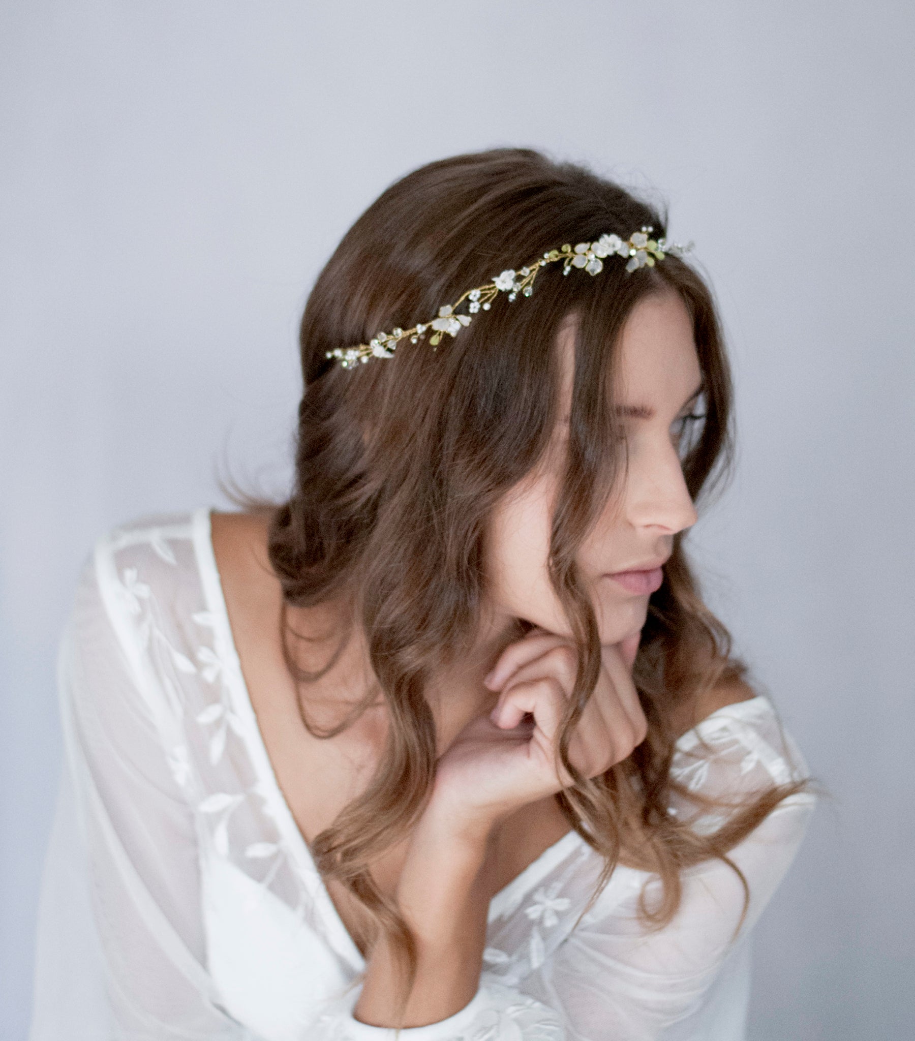 Un raffinato accessorio floreale con pizzo e foglie, perfetto per la sposa romantica.