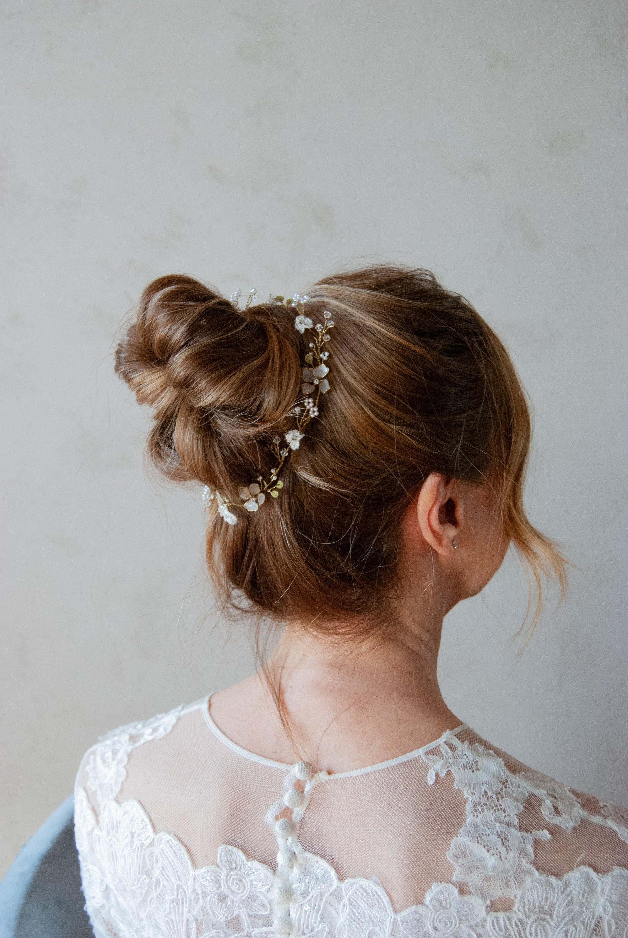 Un accessorio prezioso con dettagli floreali in pizzo, per un’eleganza senza tempo.