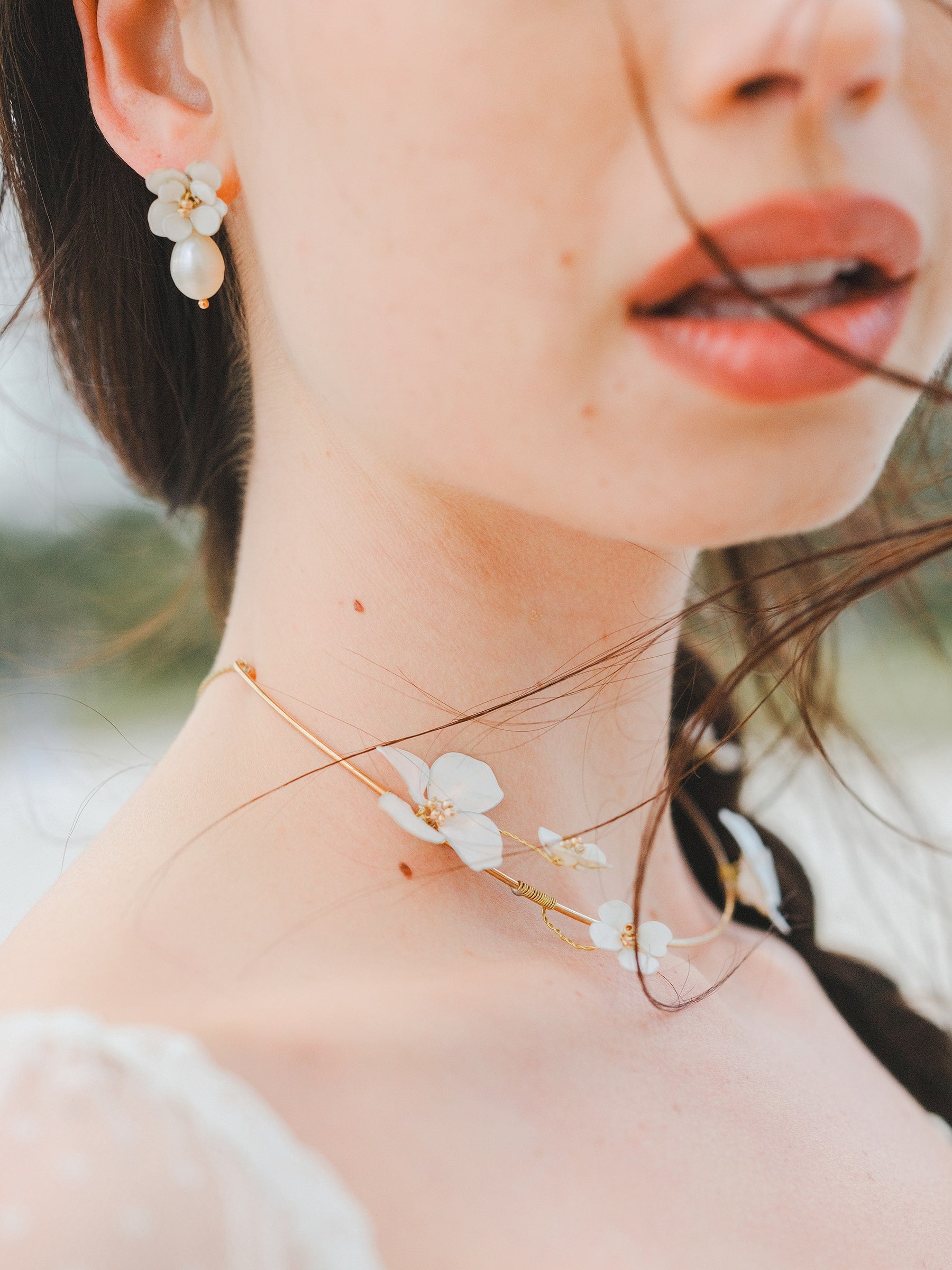 Parure da sposa con collana e orecchini a fiori bianchi, un tocco di eleganza e purezza per il giorno del matrimonio.