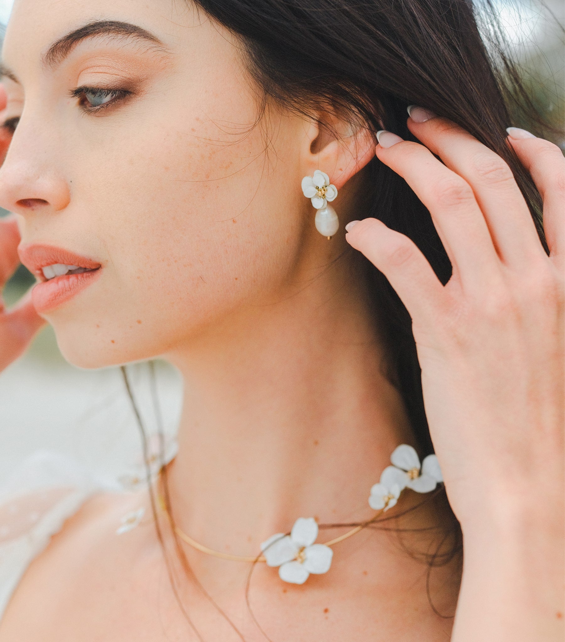 Set di gioielli con collana e orecchini, decorato con fiori bianchi, per un look elegante e raffinato da sposa.