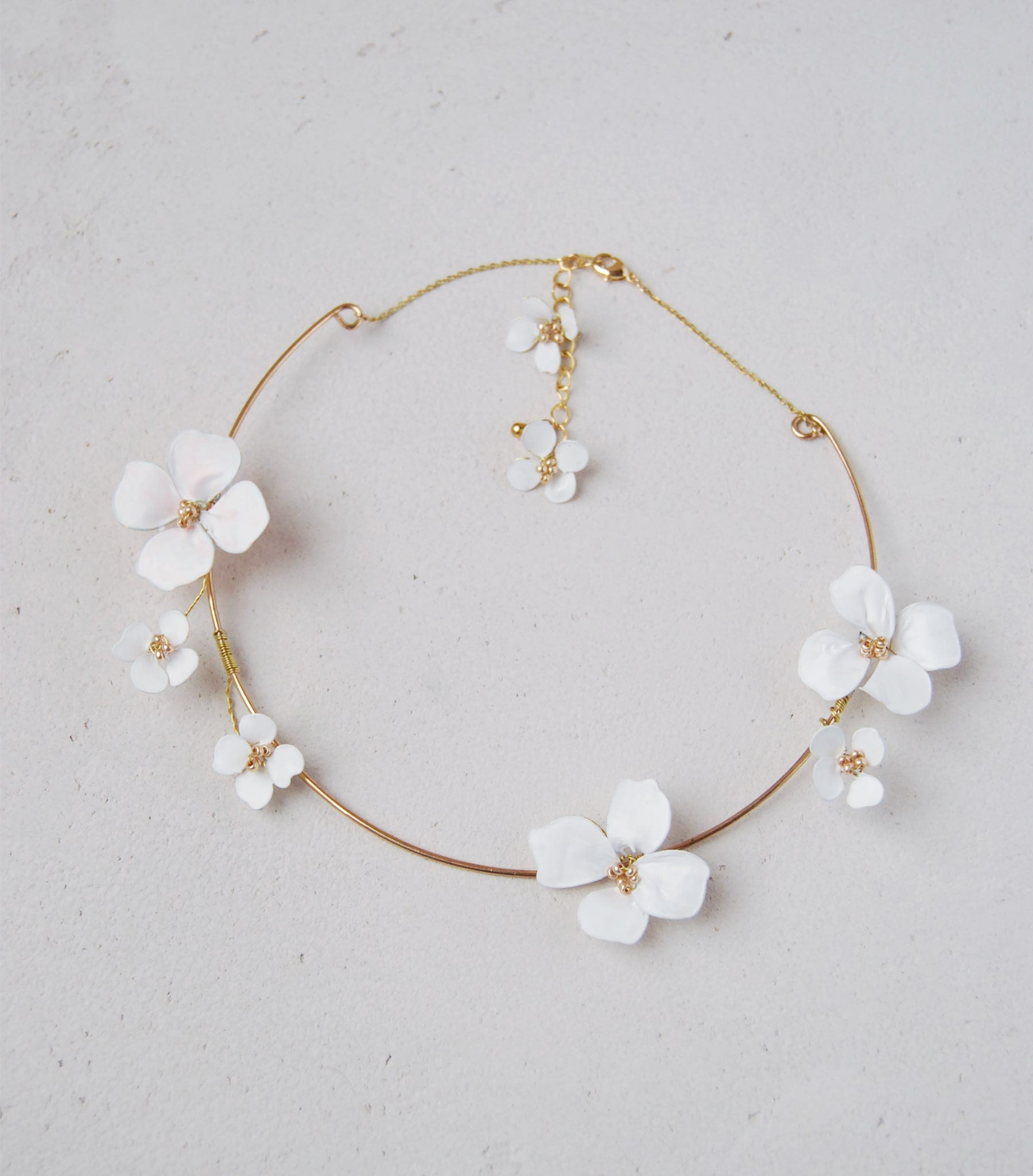 Set coordinato da sposa con collana e orecchini a fiori bianchi, perfetto per aggiungere un tocco di classe e femminilità.