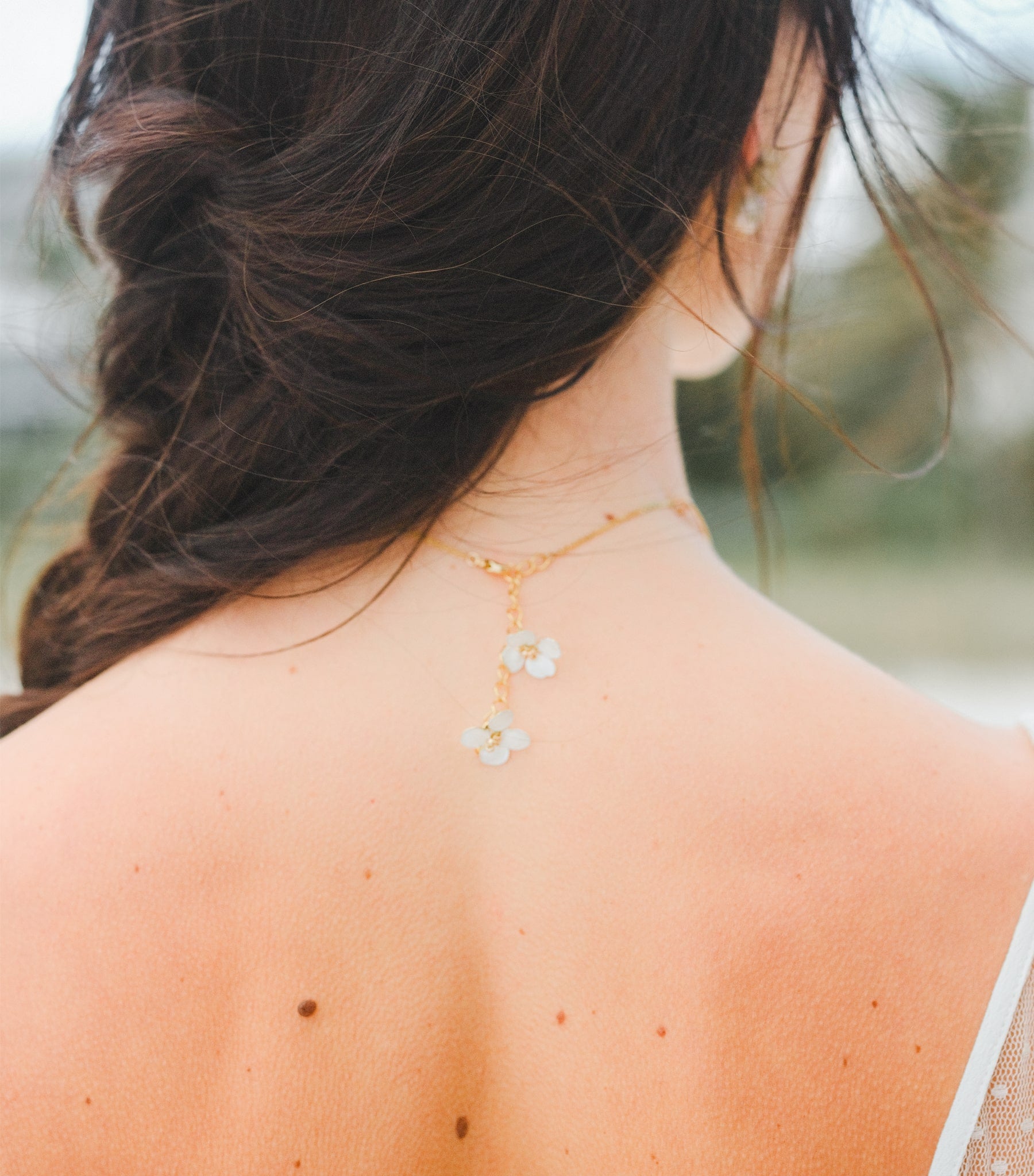 Set di gioielli da sposa con collana e orecchini, fiori bianchi delicati per un matrimonio elegante e senza tempo.