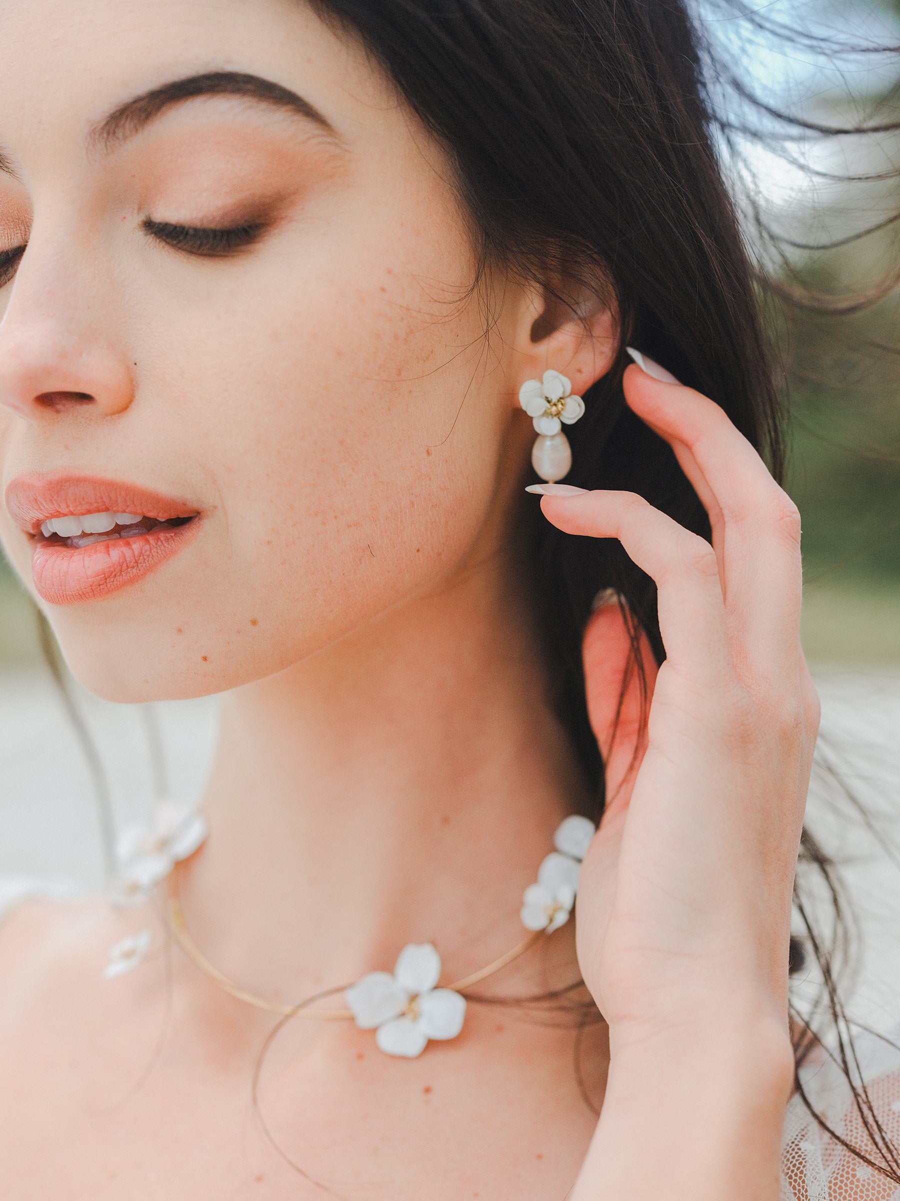 Set di collana e orecchini con fiori bianchi per sposa, accessorio perfetto per un matrimonio elegante e femminile.