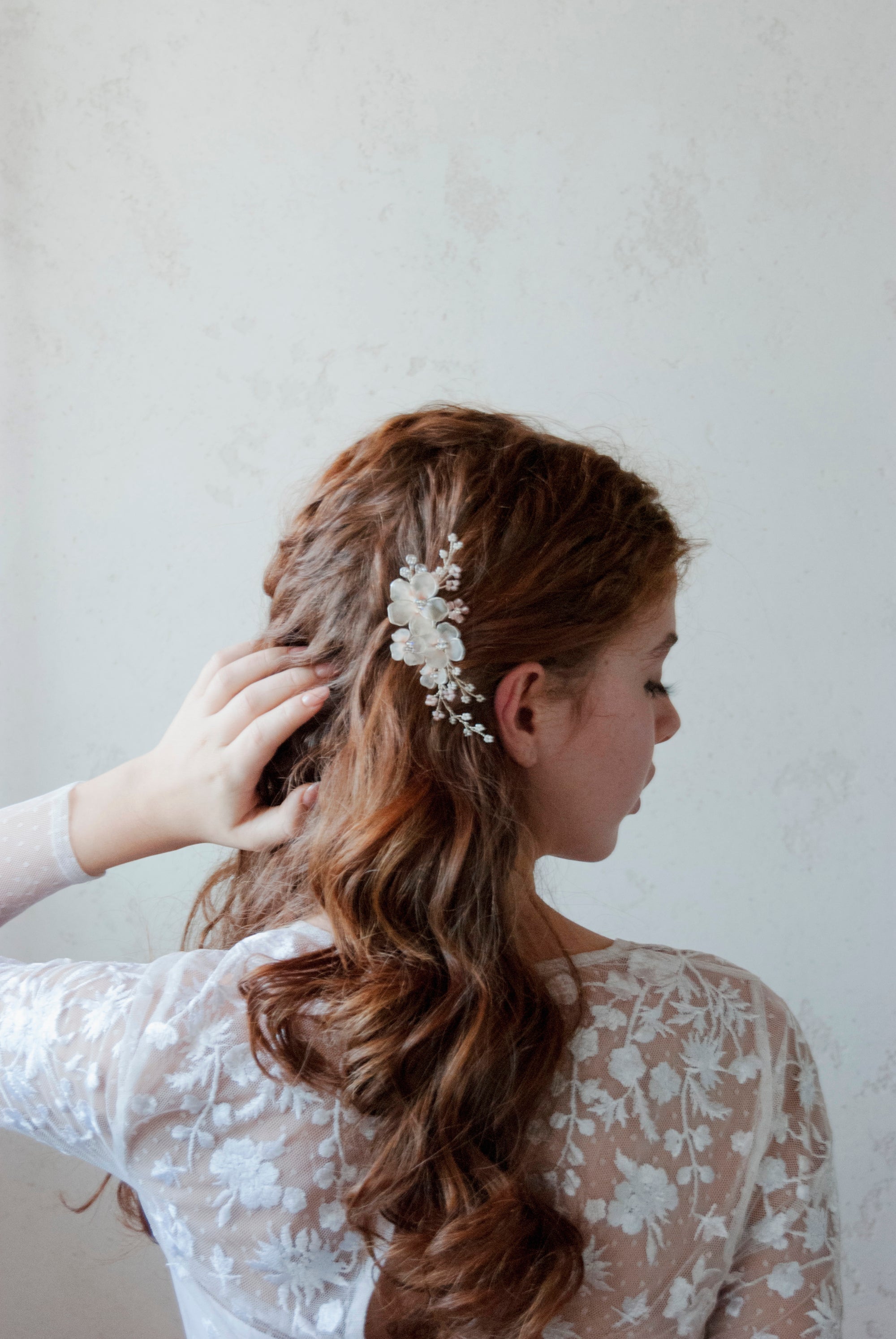 Accessorio per capelli da sposa: molletta a clip con fiori rosa satinati e Swarovski, per un look luminoso e raffinato.