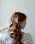 Accessorio per capelli da sposa: molletta a clip con fiori rosa satinati e Swarovski, per un look luminoso e raffinato.