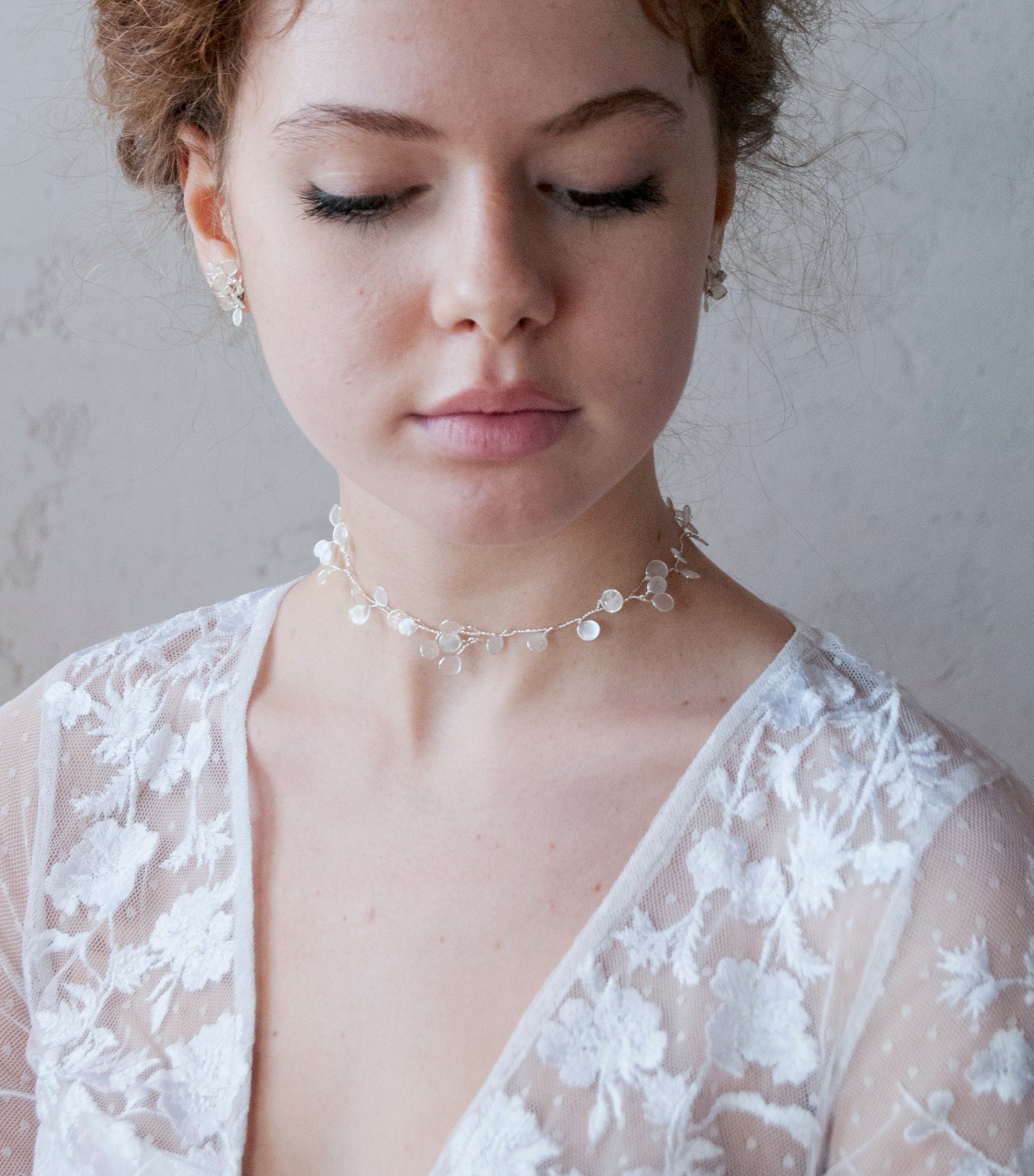 Accessori per capelli e gioielli da sposa con effetto madreperlato e perla di luna, per un look di classe e luminoso nel giorno del matrimonio.