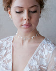 Accessori per capelli e gioielli da sposa con effetto madreperlato e perla di luna, per un look di classe e luminoso nel giorno del matrimonio.