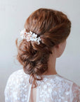 Elegante pettinino per capelli con fiori bianchi e rosa, perfetto per una sposa chic.