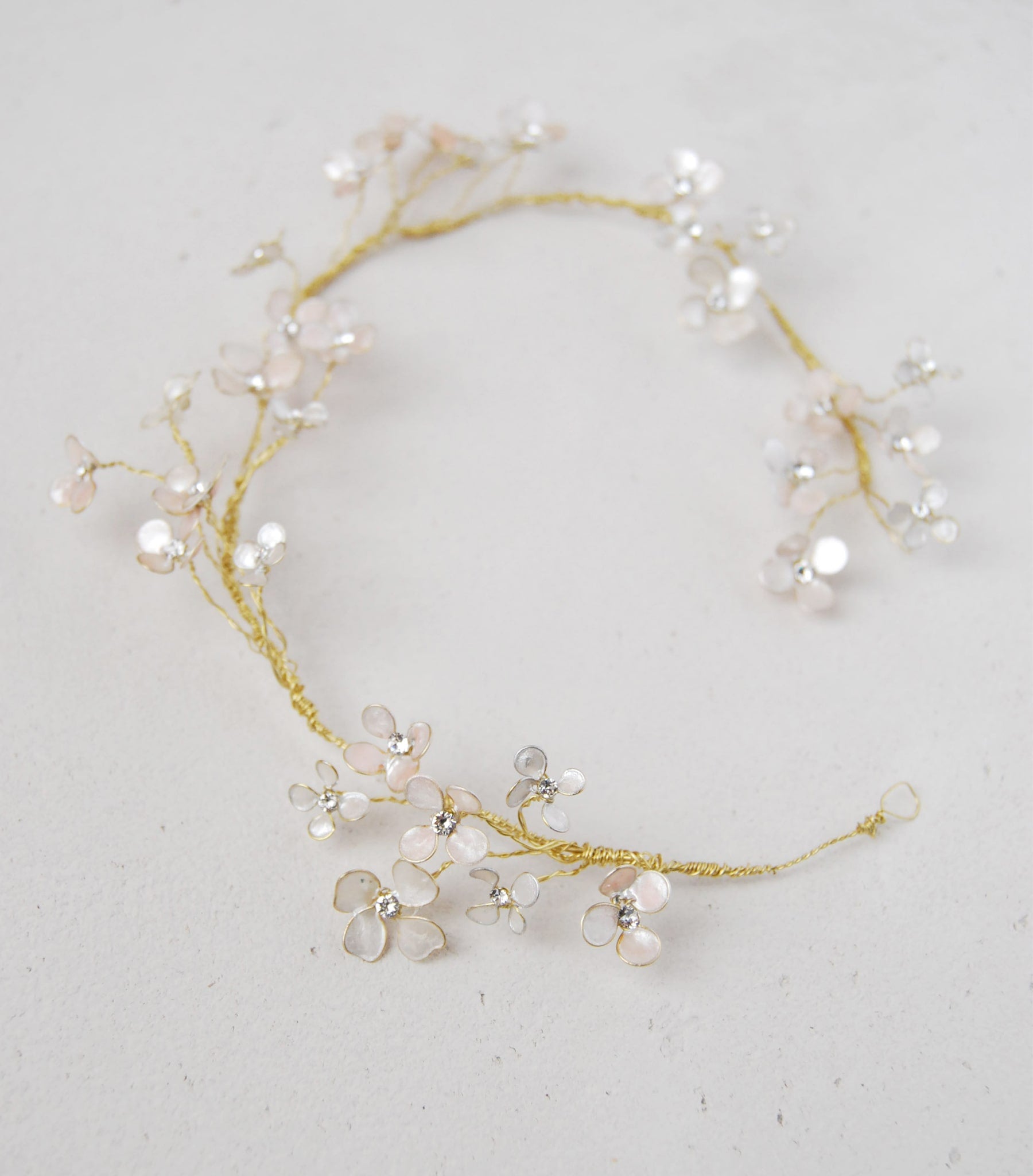 Accessorio per capelli con fiori madreperla, perfetto per look romantici ed eleganti.