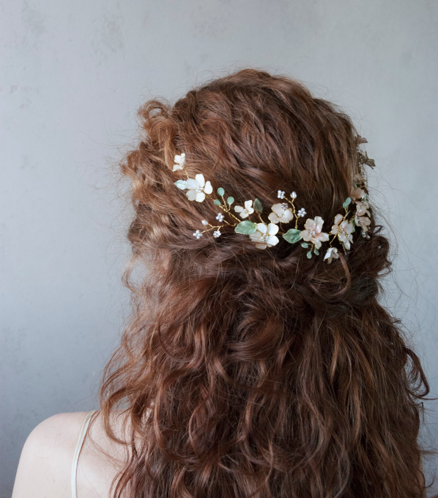 Accessorio capelli da matrimonio Bohemian con foglie e fiori in stile rampicante.