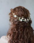 Accessorio capelli da matrimonio Bohemian con foglie e fiori in stile rampicante.