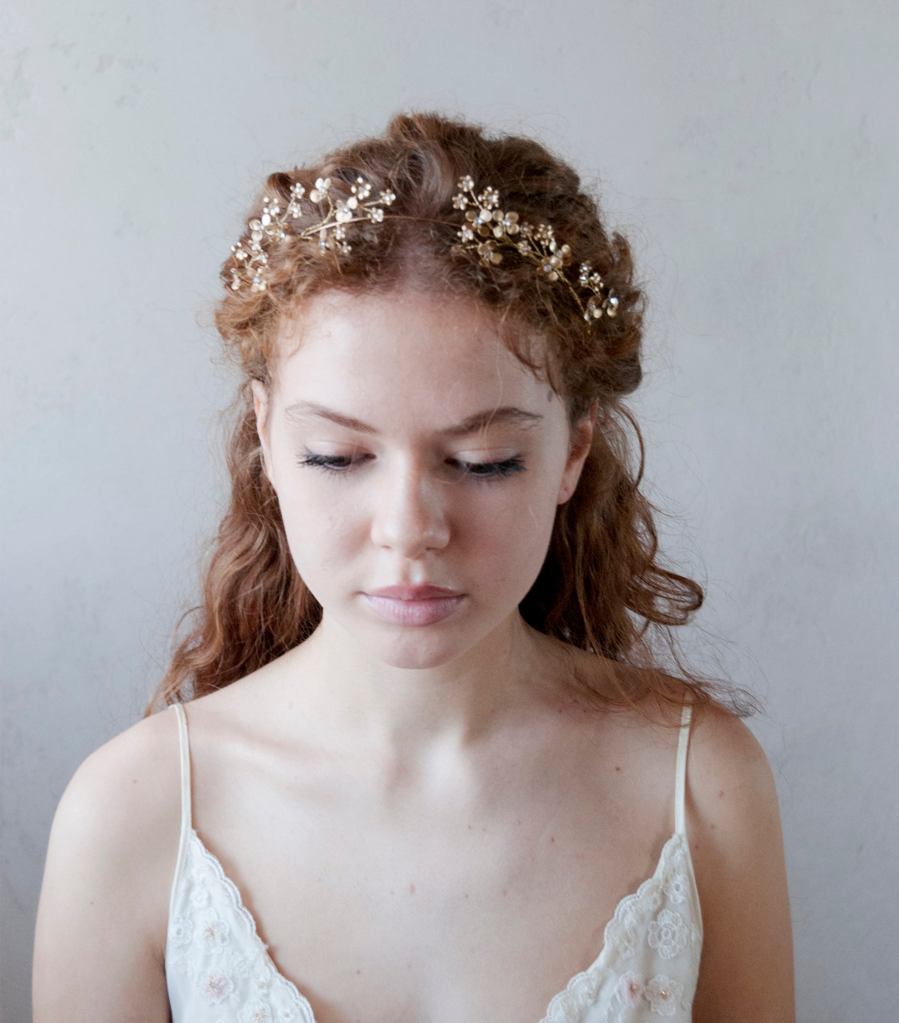 Accessorio per capelli da sposa con fiorellini dorati, ideale per un look romantico.