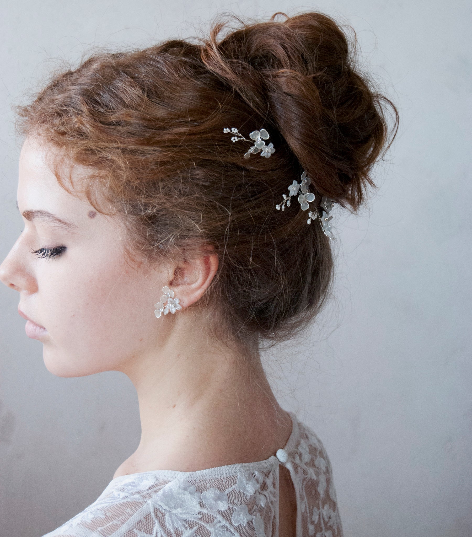 Accessorio per capelli da sposa con fiori satinati, ideale per completare un look raffinato.