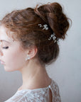 Accessorio per capelli da sposa con fiori satinati, ideale per completare un look raffinato.