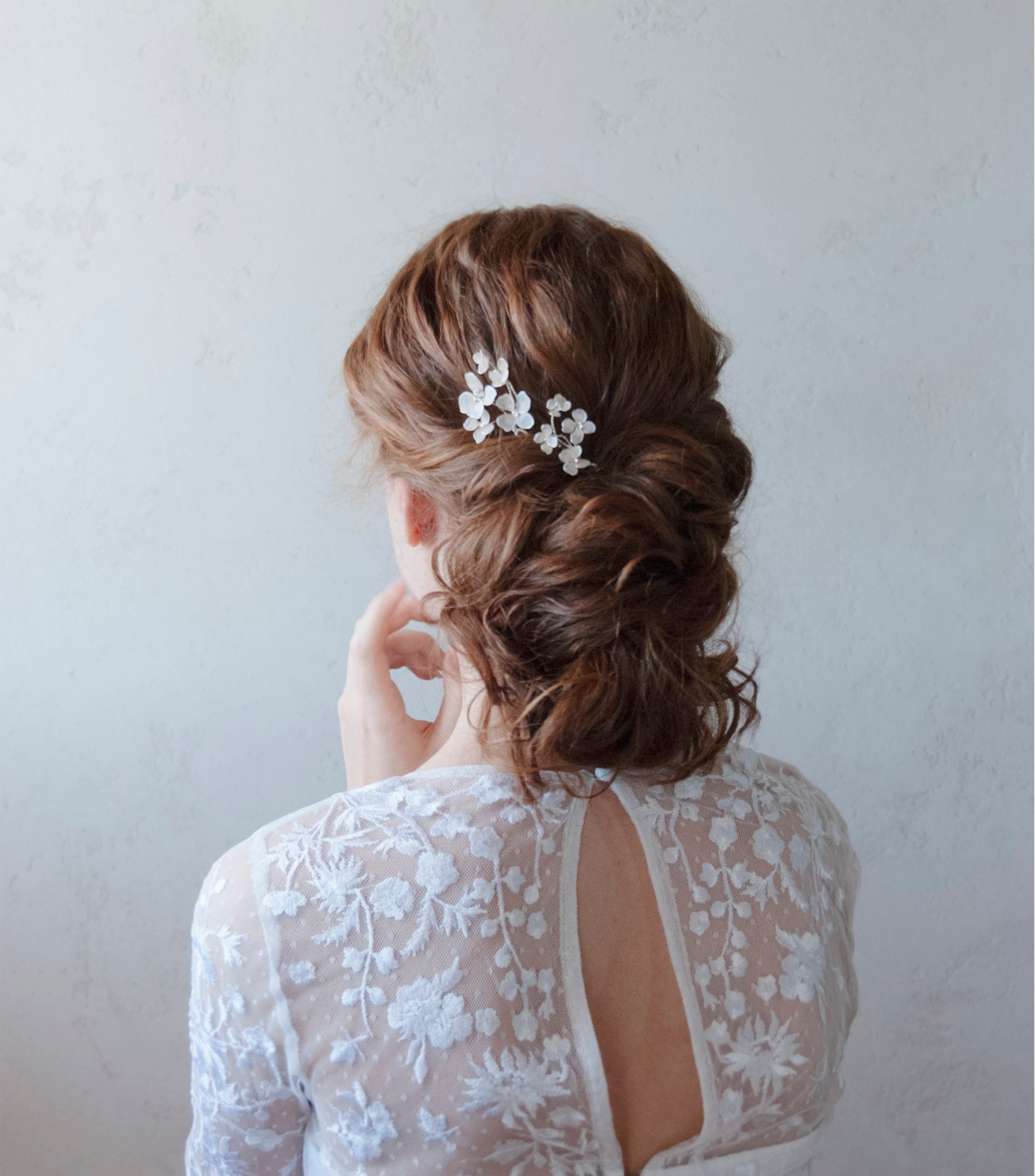 Accessorio per capelli da sposa: forcine con fiori rosa satinati per un matrimonio elegante.