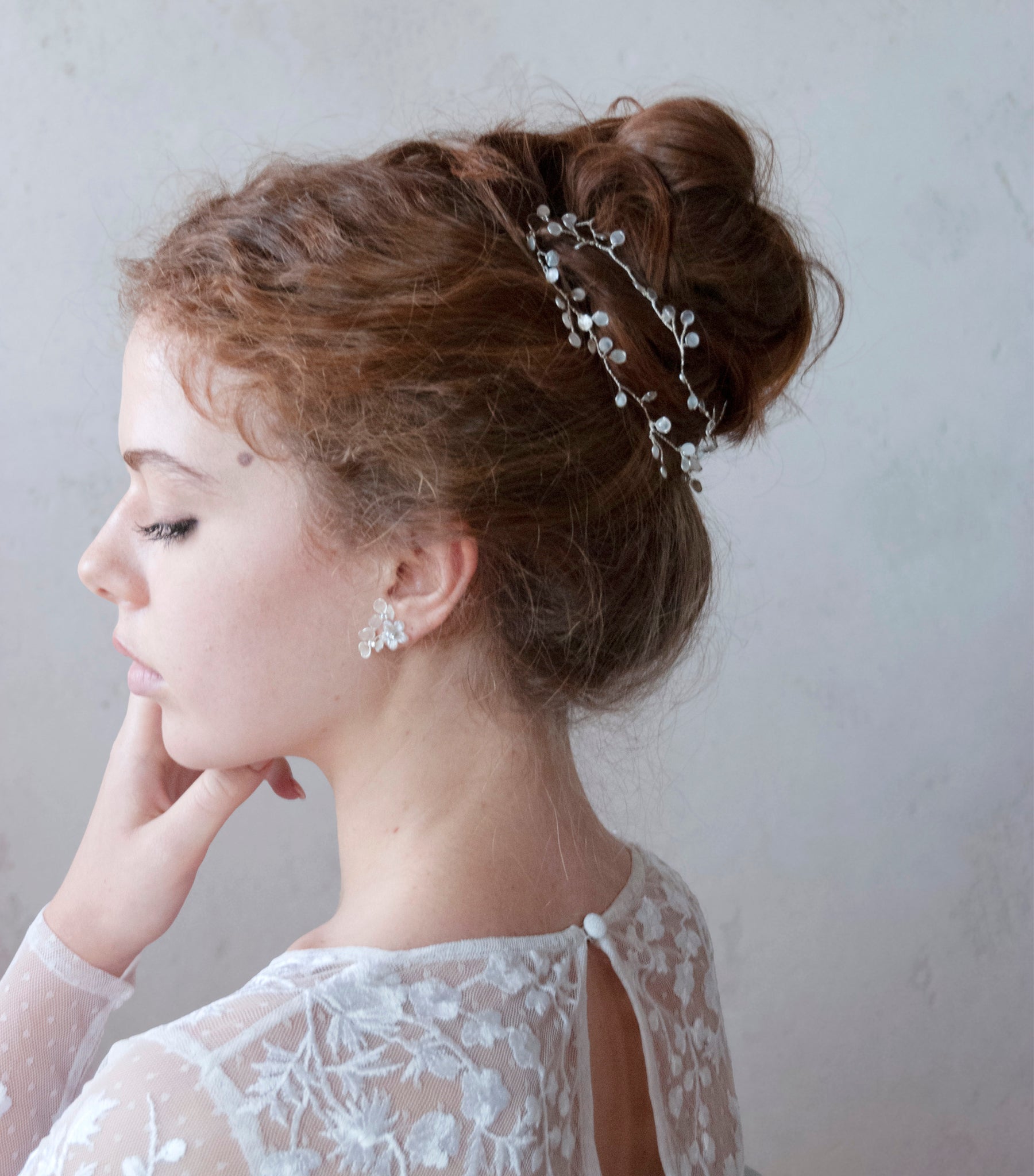 Accessori capelli sposa con madreperla e perla di luna, per un’acconciatura da matrimonio sofisticata.