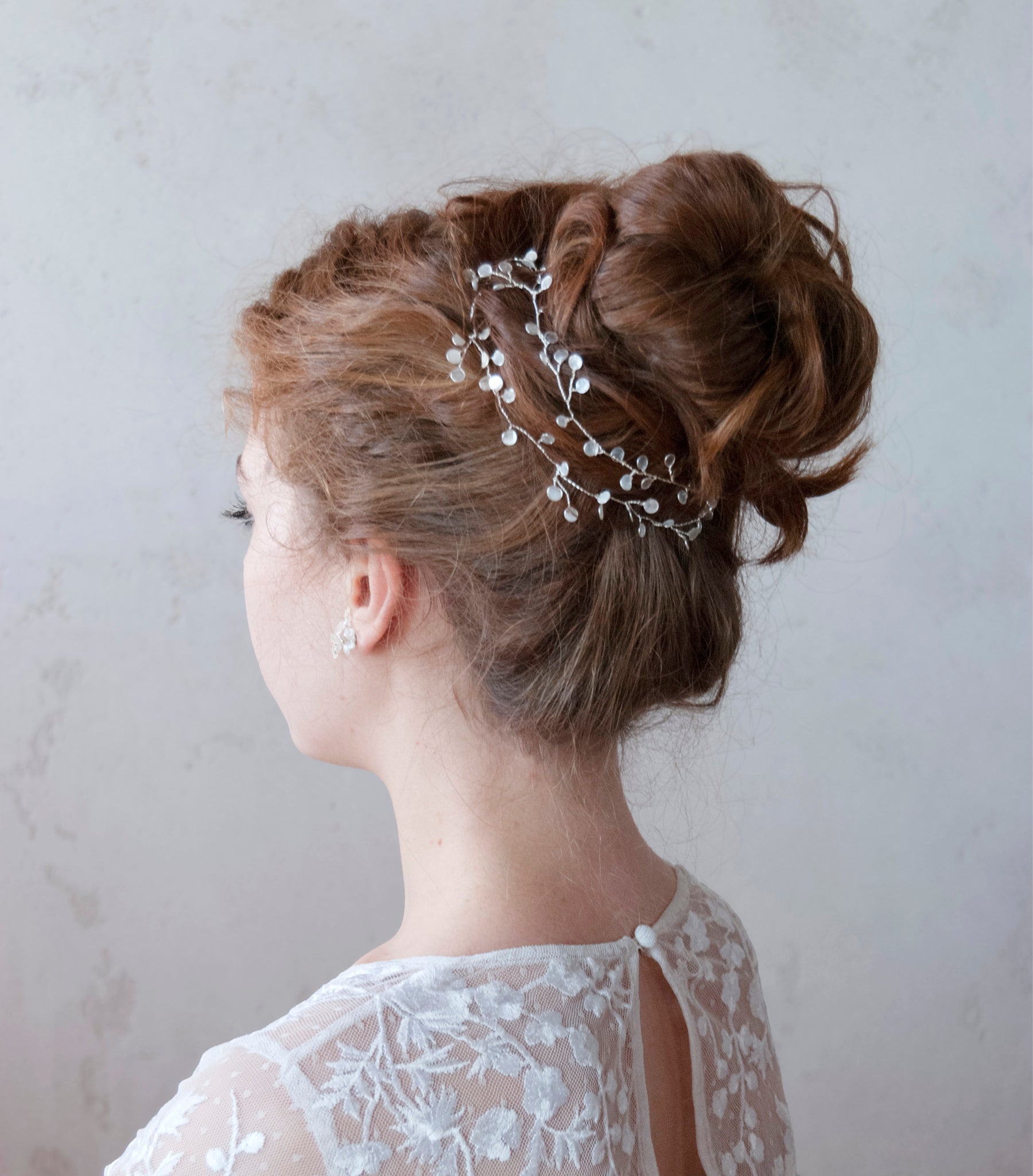 Accessorio capelli da sposa con perla di luna e madreperla, ideale per un matrimonio raffinato.