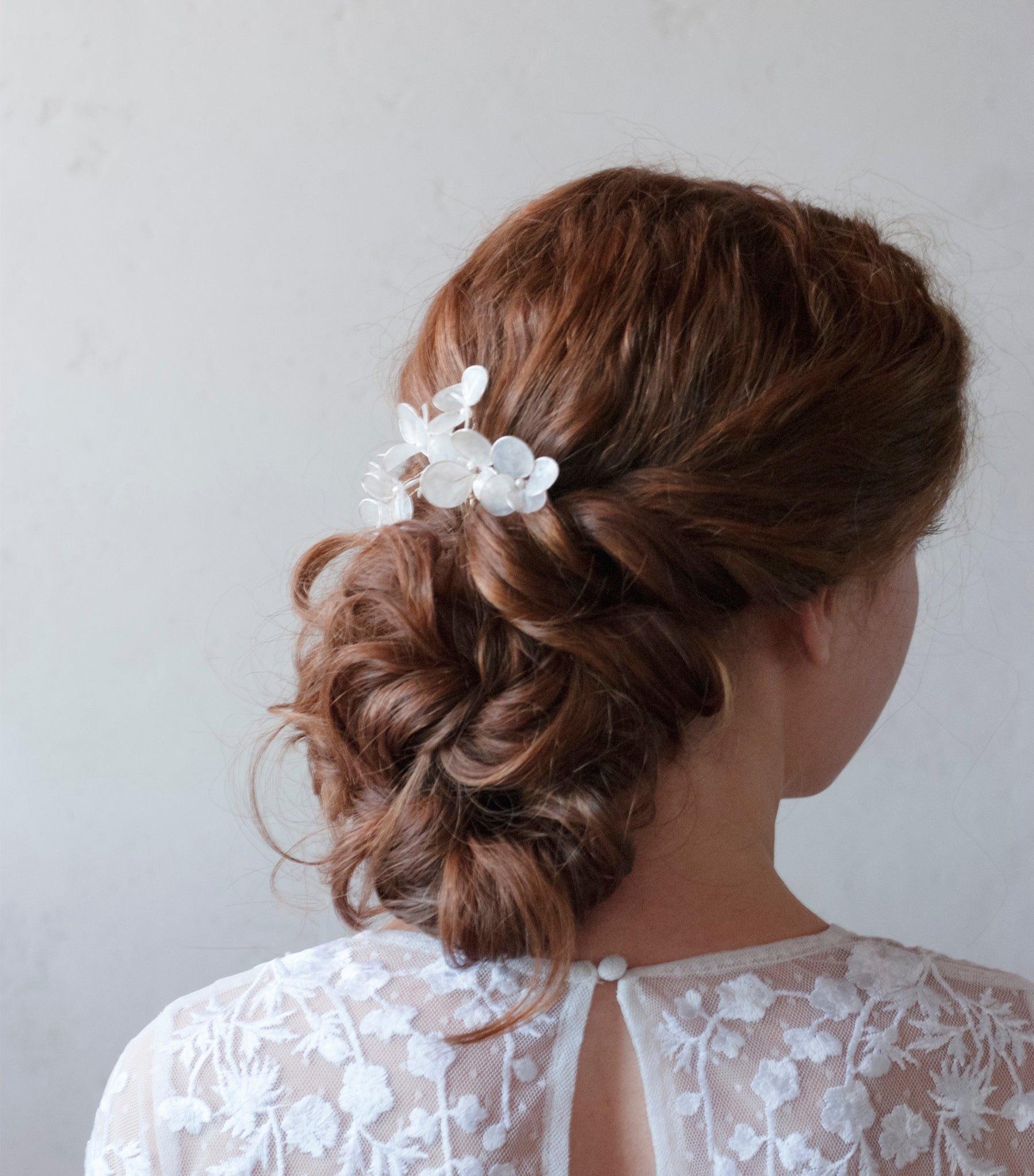 Accessorio per capelli da sposa, pettinino con dettagli madreperlati chic.