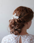 Accessorio per capelli da sposa, pettinino con dettagli madreperlati chic.