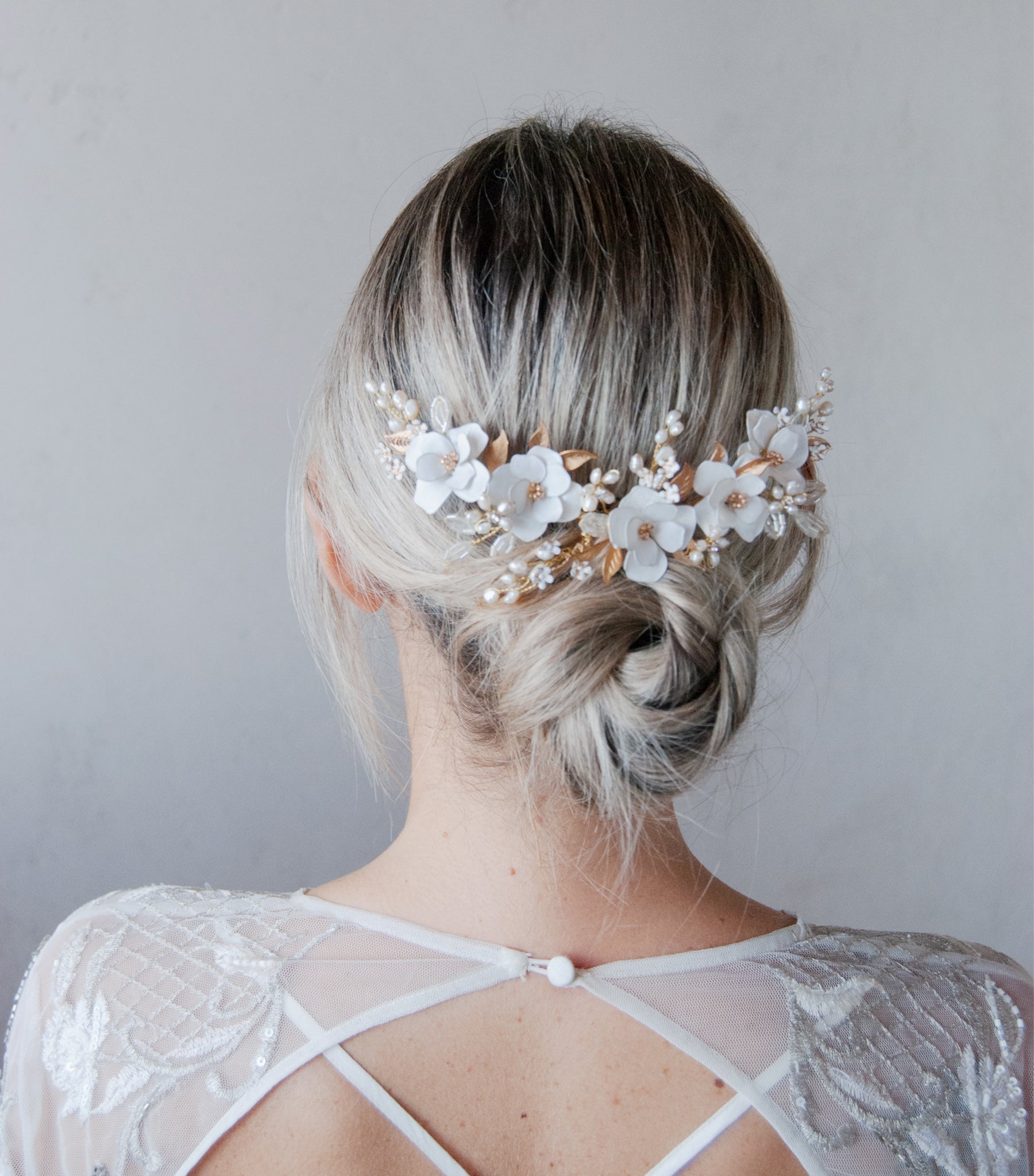 Accessorio elegante: fermaglio con peonie bianche e piccoli fiorellini.