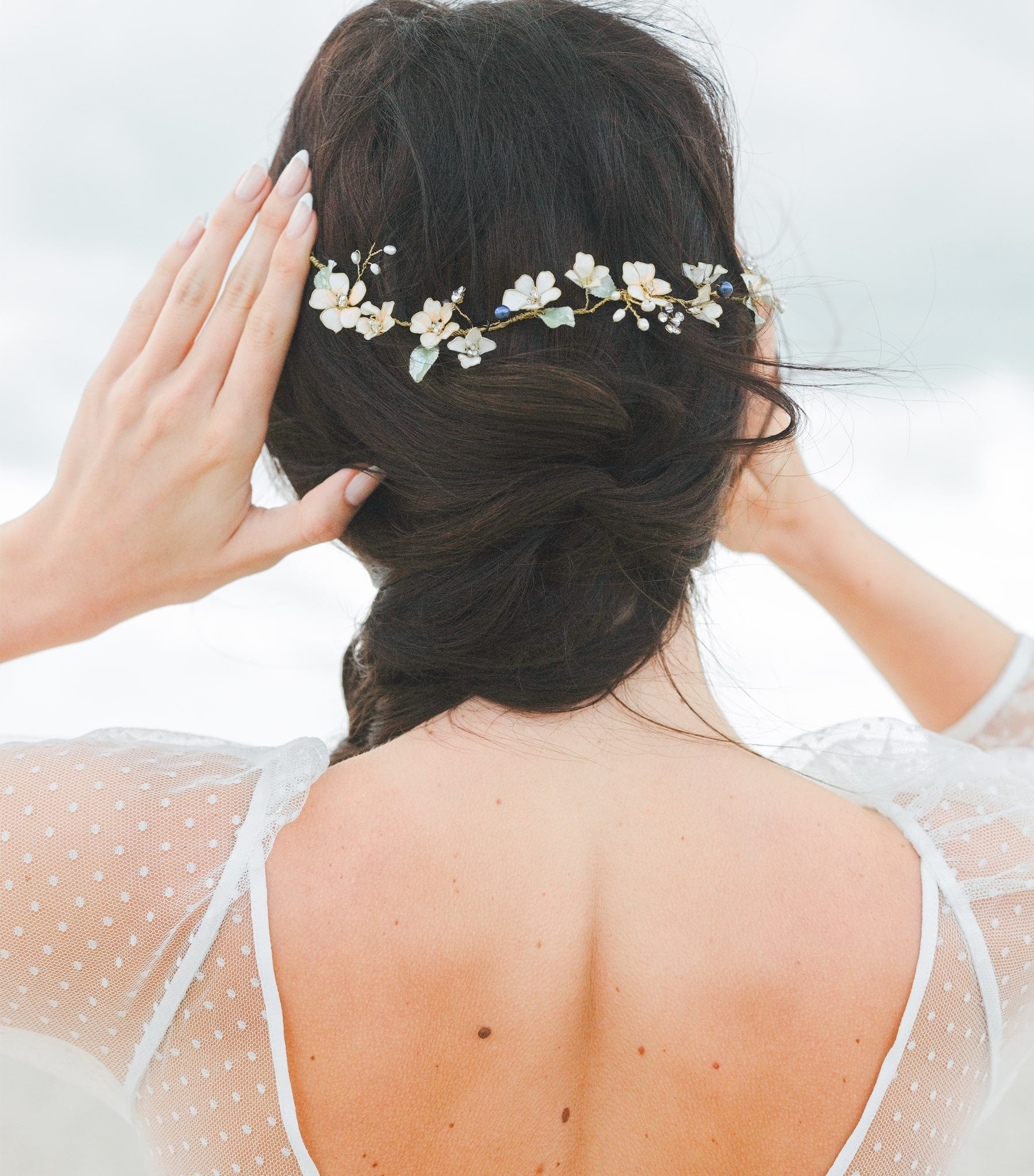 Accessorio con fiori rosa e perle blu, perfetto per un’acconciatura da sposa o cerimonia.