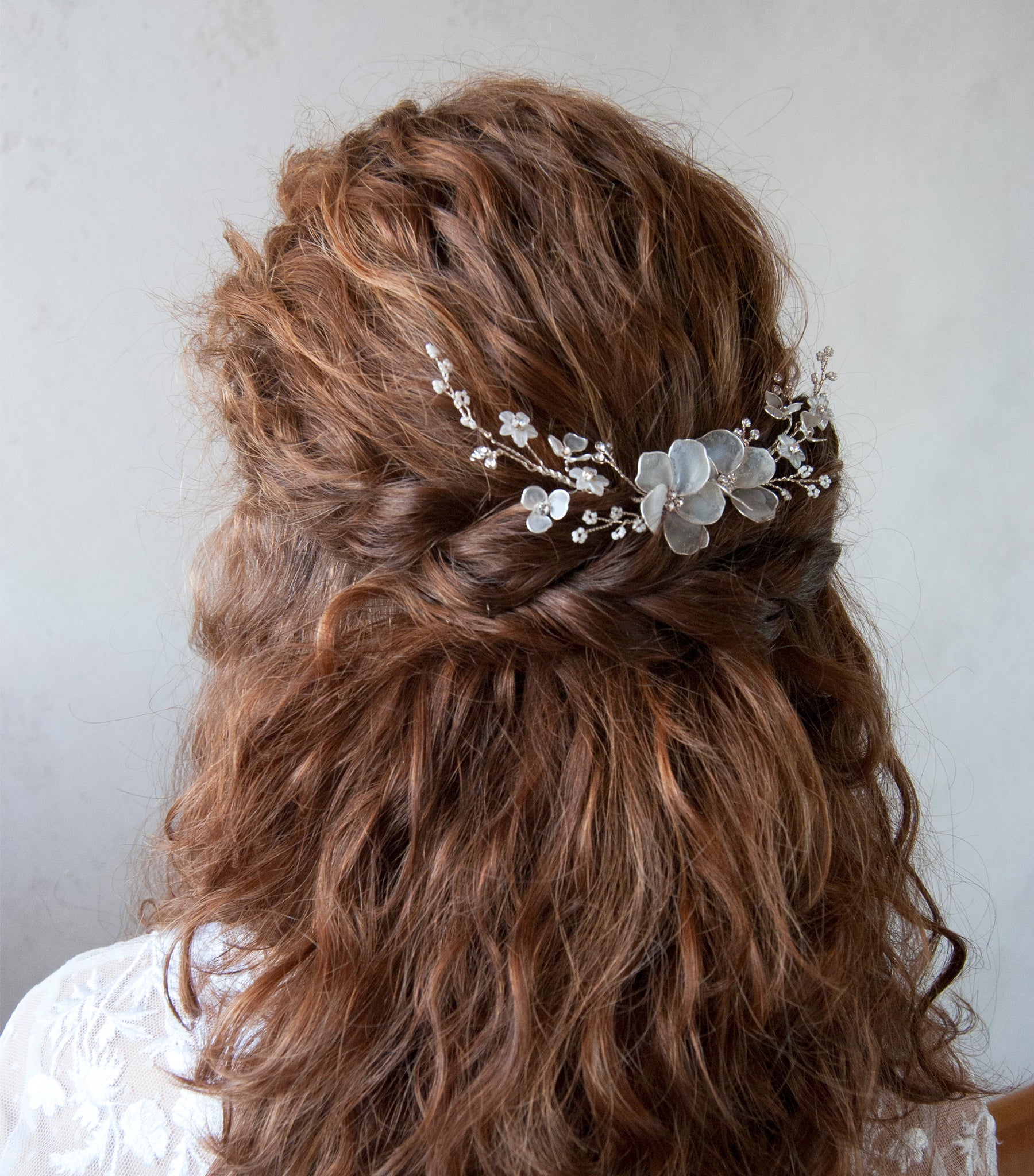 Accessorio da matrimonio: fermaglio con fiori satinati e cristalli brillanti.