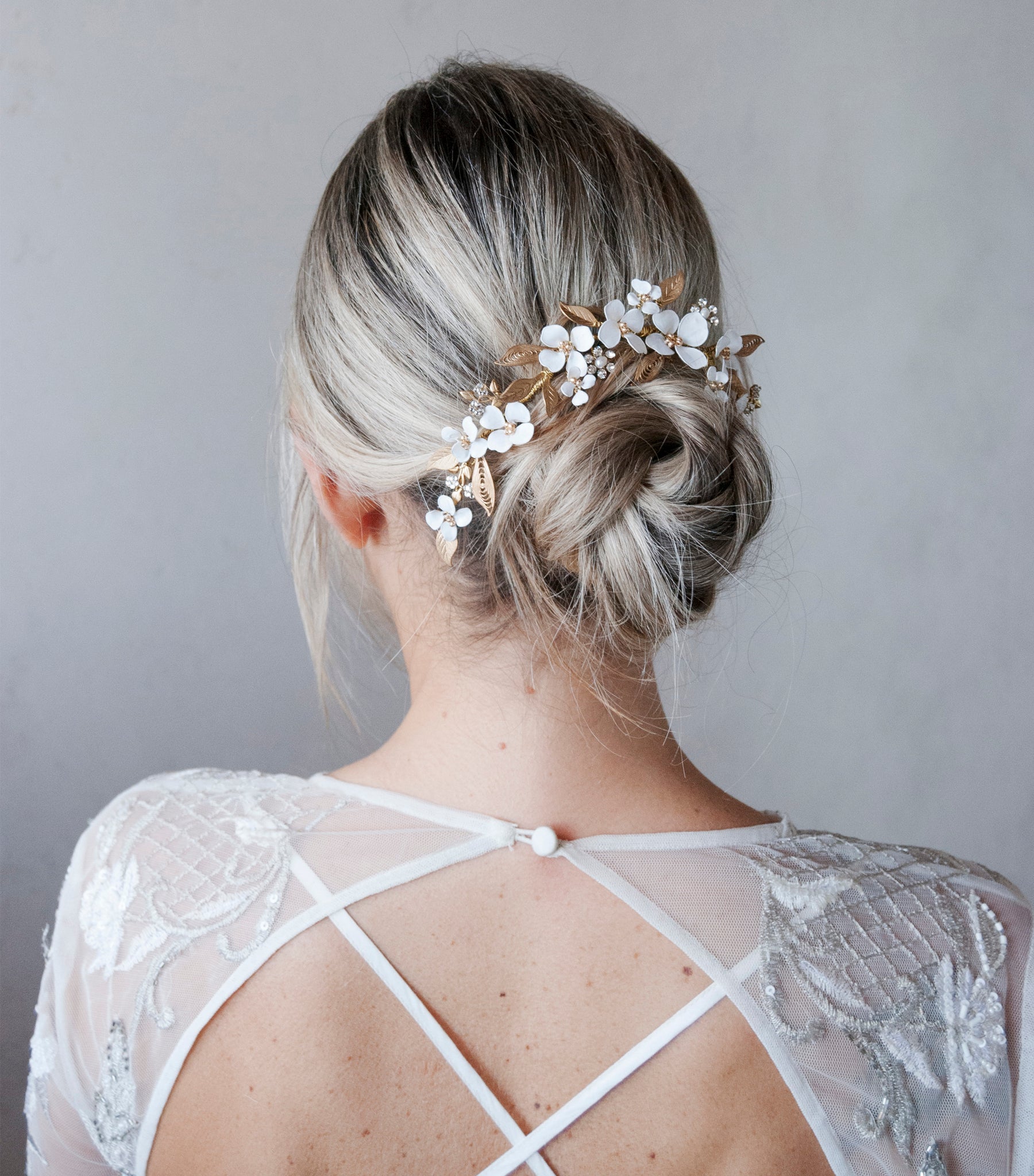 Accessorio matrimonio: fermaglio con fiori bianchi e foglie dorate per un tocco unico.