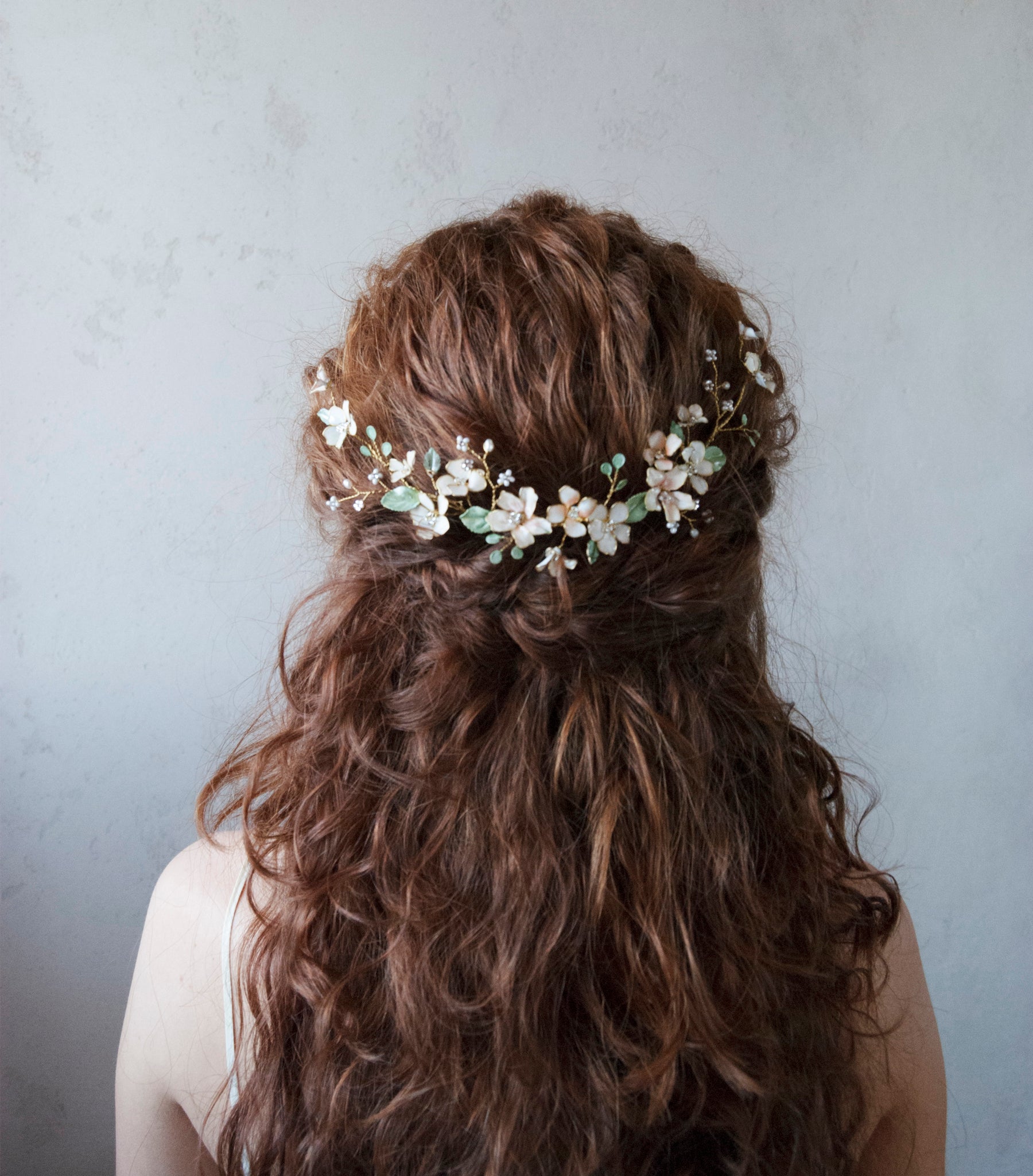 Accessorio sposa boho chic: fermaglio rampicante con foglie e fiori delicati.