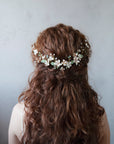 Accessorio sposa boho chic: fermaglio rampicante con foglie e fiori delicati.