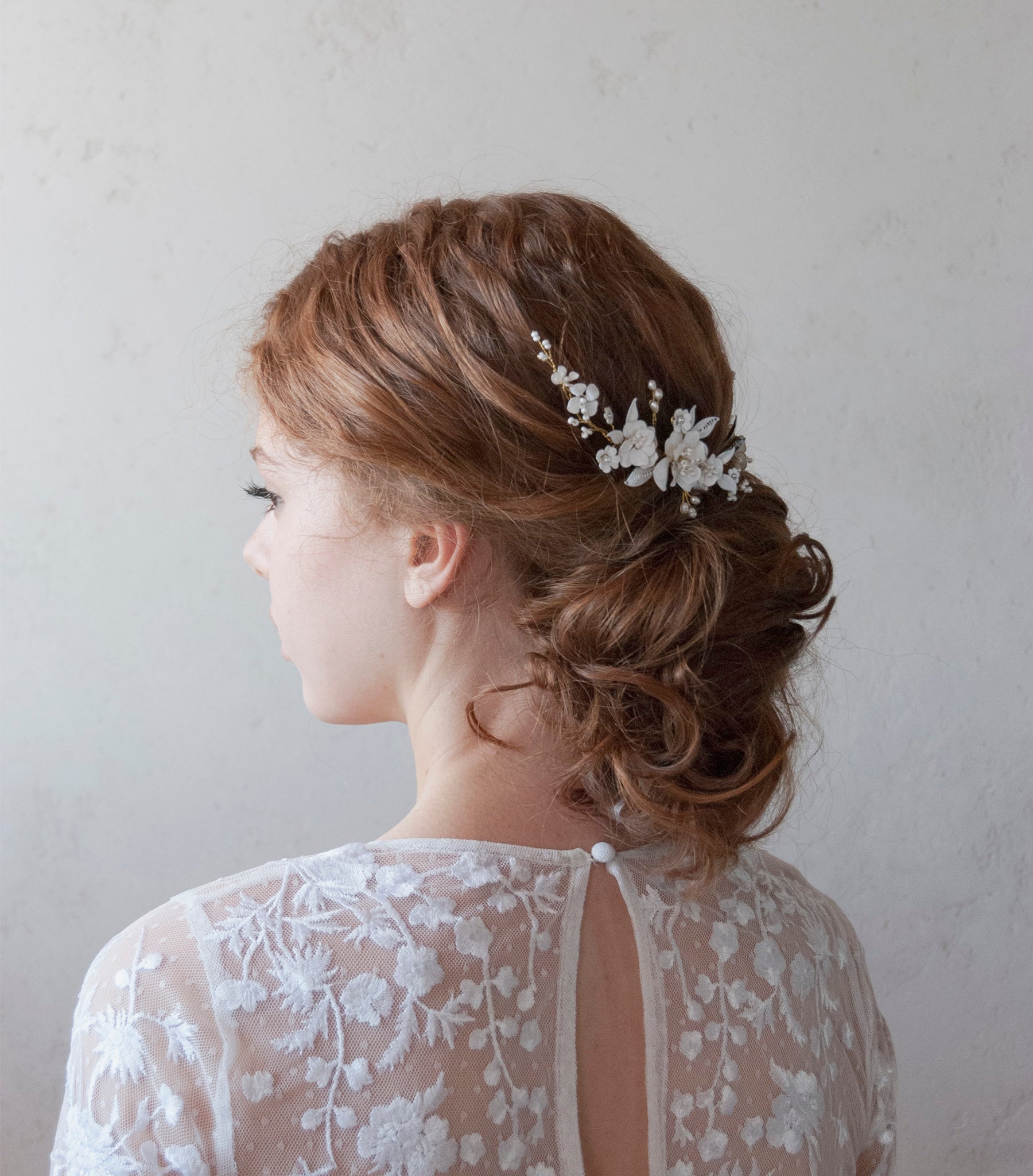 Accessori da sposa: set di 2 fermagli con fiori e foglie bianche eleganti.