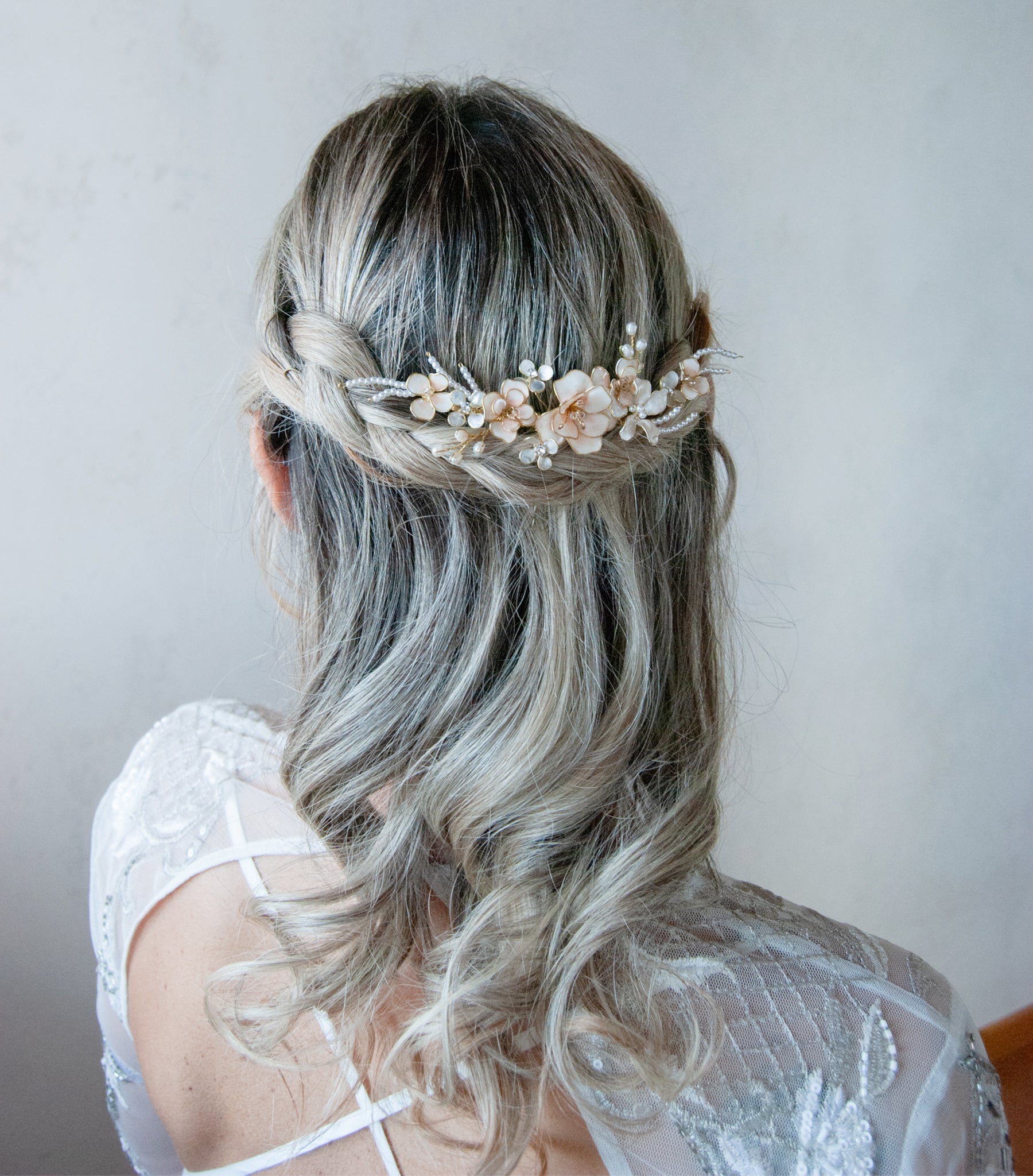 Accessorio sposa con fermaglio di fiori rosa e madreperla, per un tocco romantico.