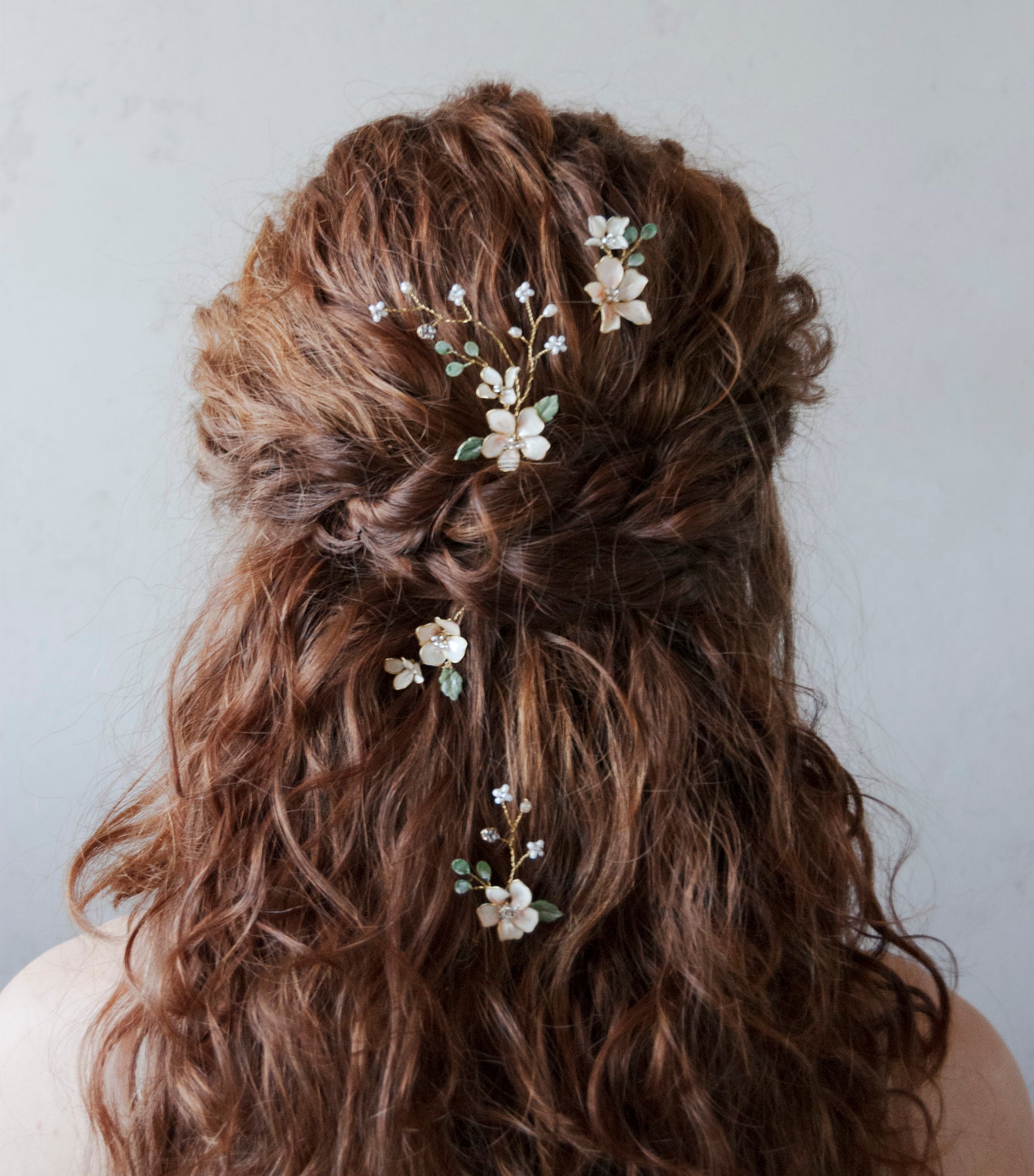 Accessorio per capelli da sposa con fiori e foglie verdi rampicanti, perfetto per matrimoni boho e romantici.