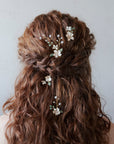 Accessorio per capelli da sposa con fiori e foglie verdi rampicanti, perfetto per matrimoni boho e romantici.