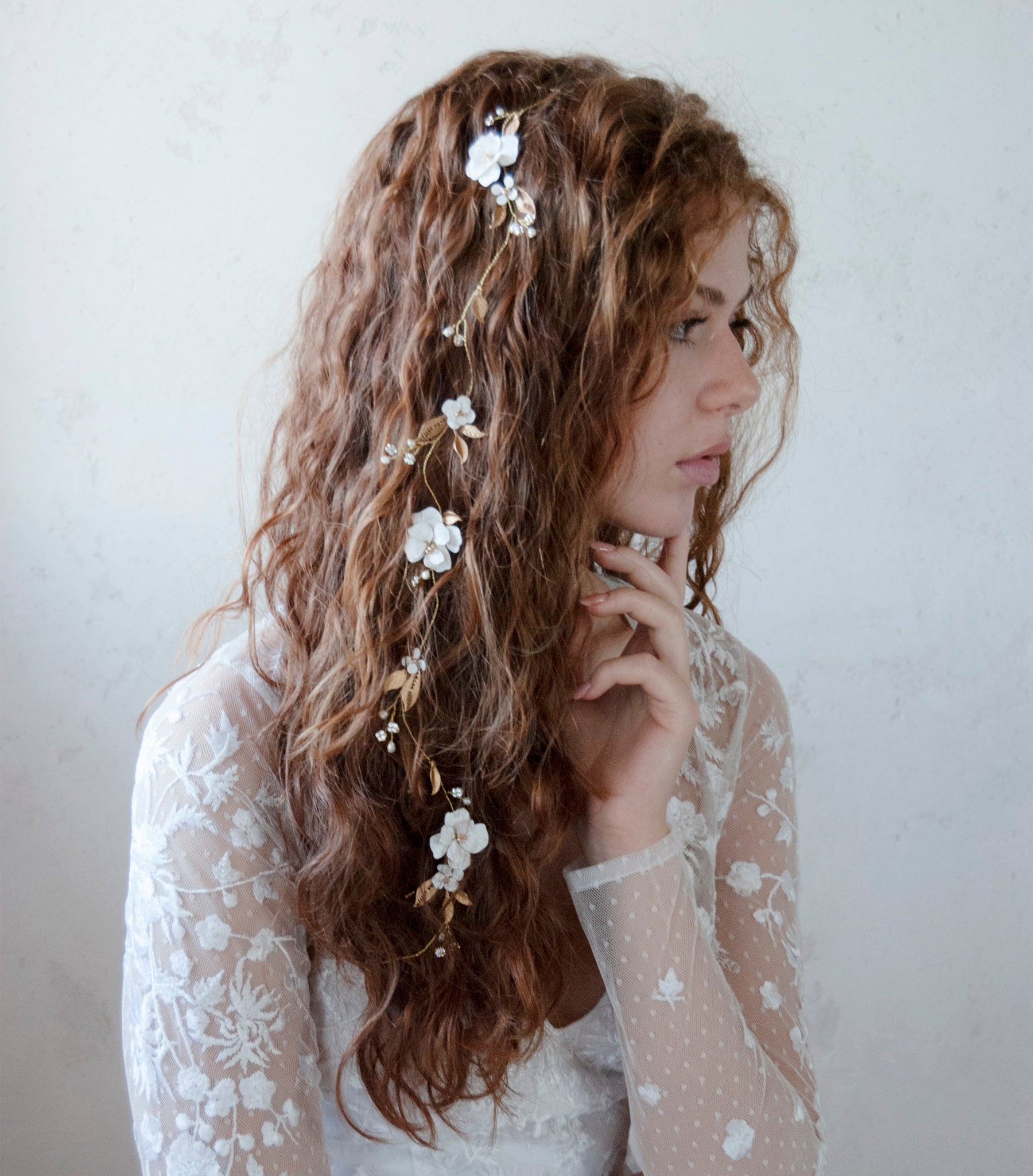 Accessorio da sposa moderna: filo gioiello con fiori e foglie dorate per un look unico.