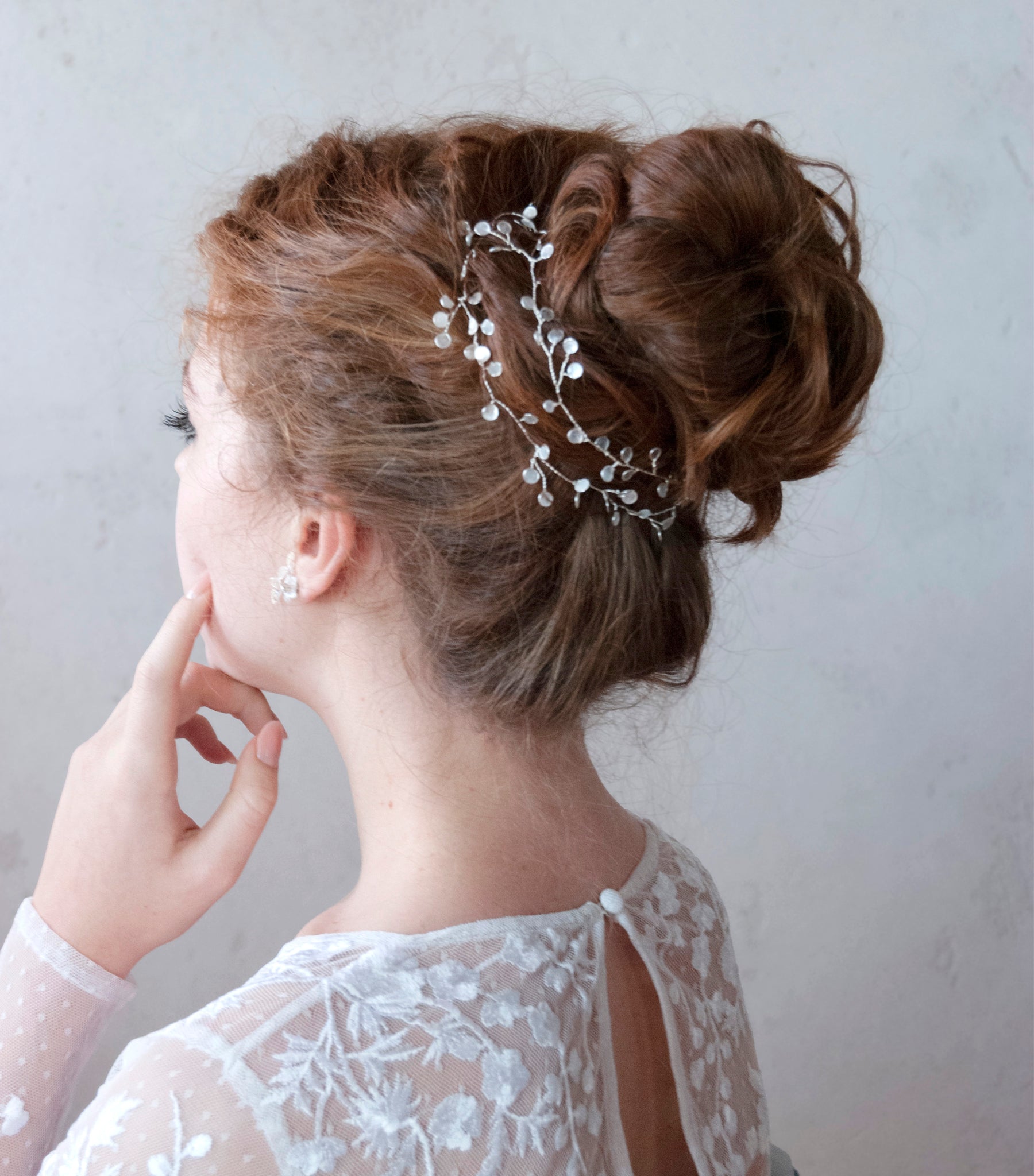 Accessorio per capelli da sposa, decorato con perla di luna e madreperla, per uno stile unico e chic.