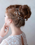 Accessorio per capelli da sposa, decorato con perla di luna e madreperla, per uno stile unico e chic.