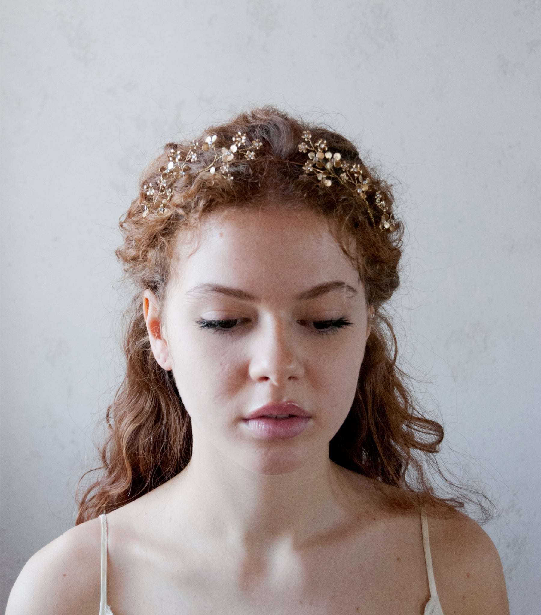 Cerchietto elegante con fiori dorati, perfetto per matrimoni e cerimonie.