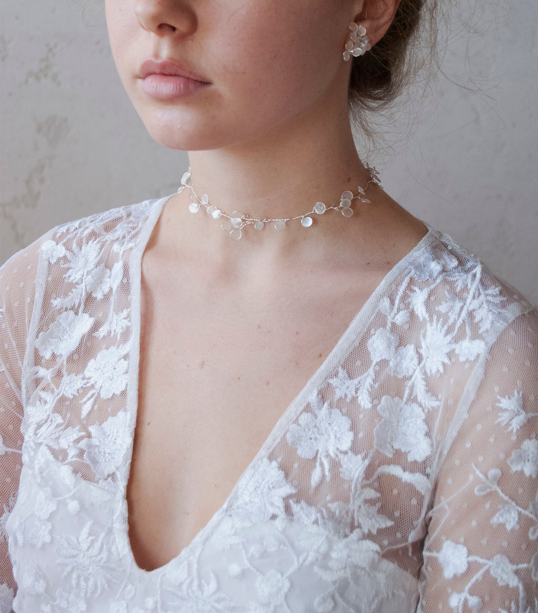 Accessorio da matrimonio: choker con Perla di Luna e design sofisticato.