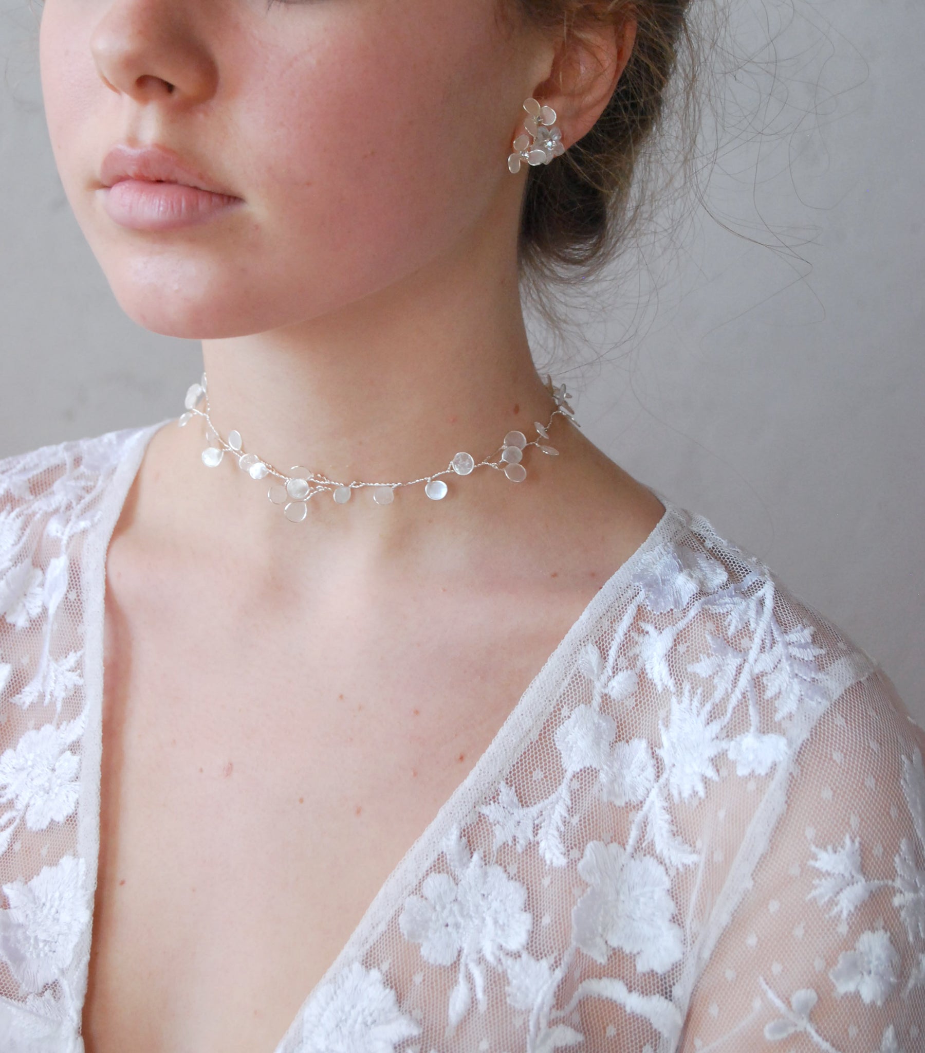 Gioiello da sposa: choker decorato con Perla di Luna, per un look romantico.