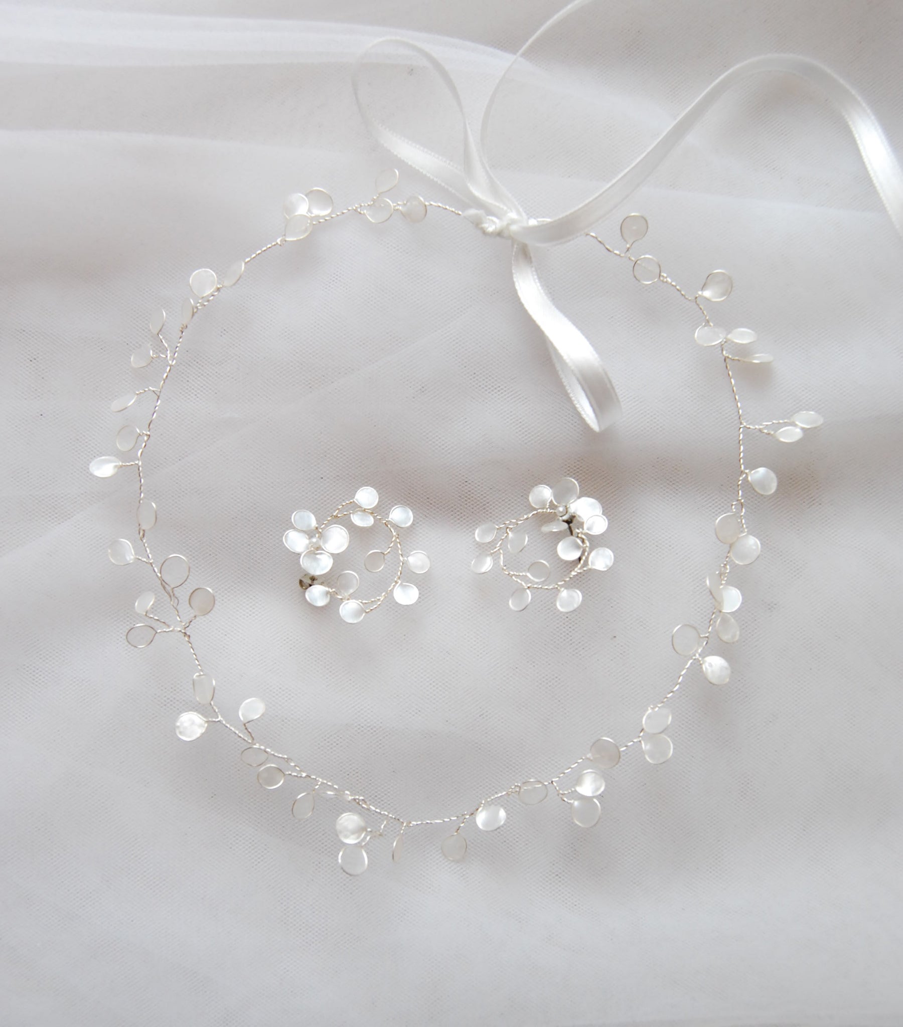 Collana choker moderna con Perla di Luna, un accessorio versatile e chic.