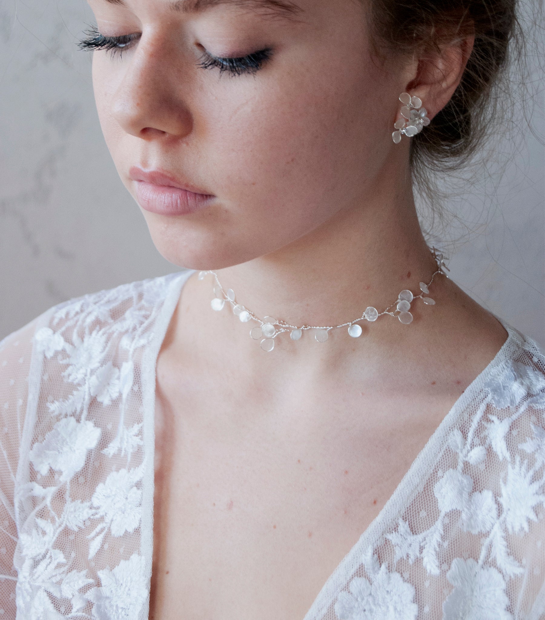 Collana choker elegante con Perla di Luna, perfetta per spose raffinate.