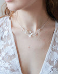 Collana elegante con fiori satinati, ideale per spose romantiche.