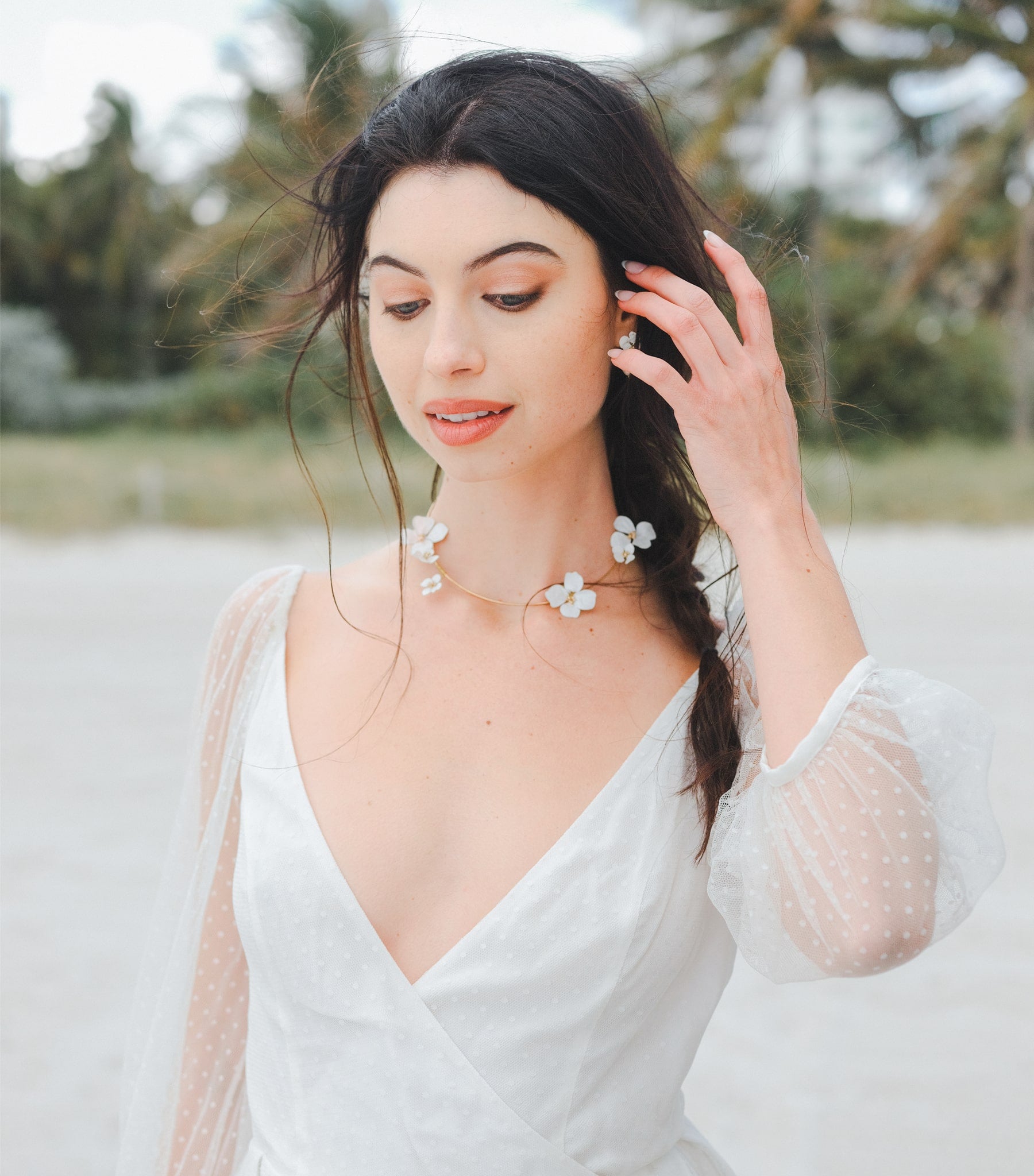 Collana rigida con fiori bianchi, accessorio elegante e unico per il matrimonio, perfetta per una sposa raffinata.