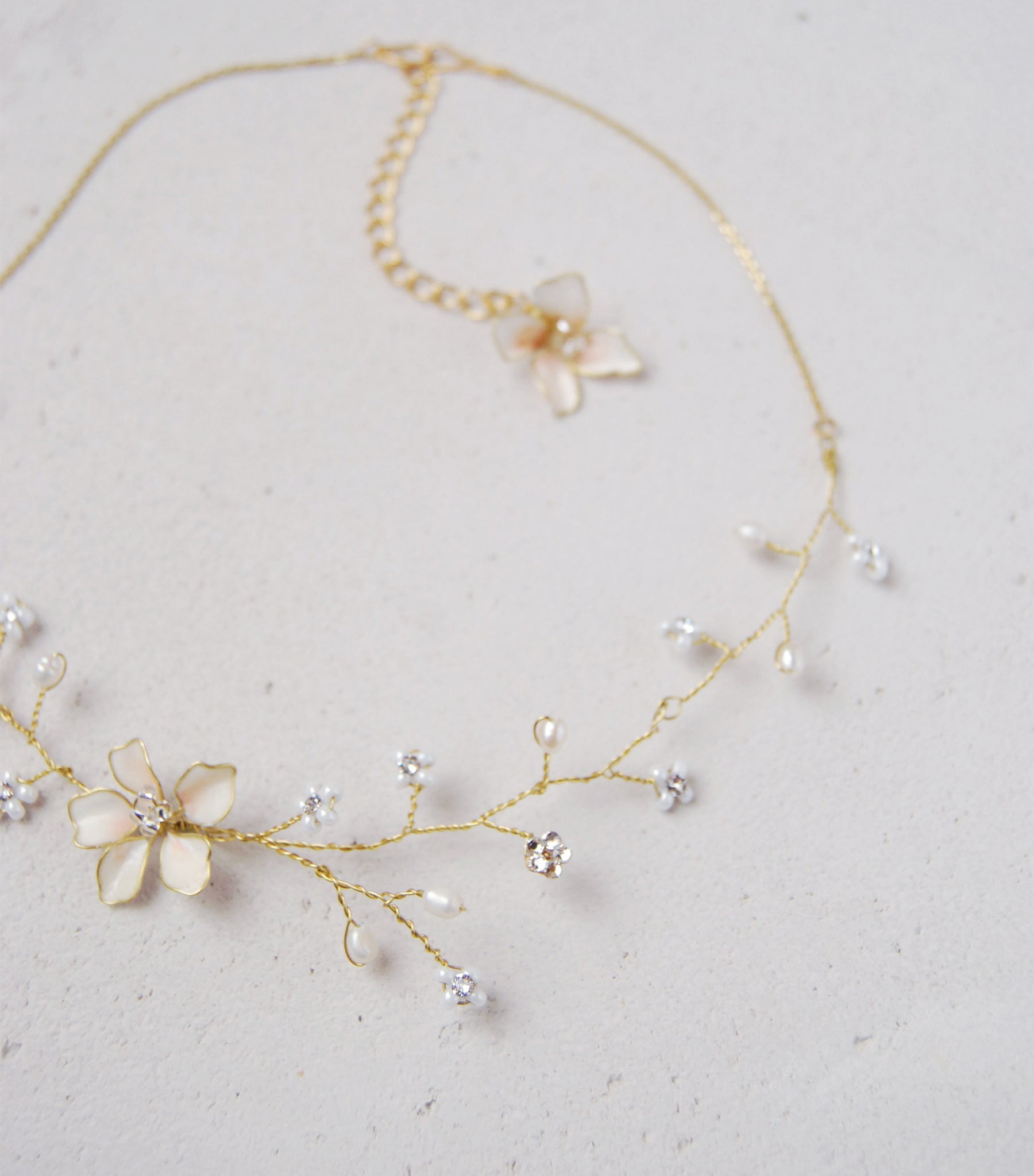 Collana floreale con perle e cristalli, per un look sofisticato e chic.