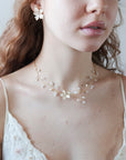 Collana floreale con perle e cristalli, perfetta per spose romantiche.