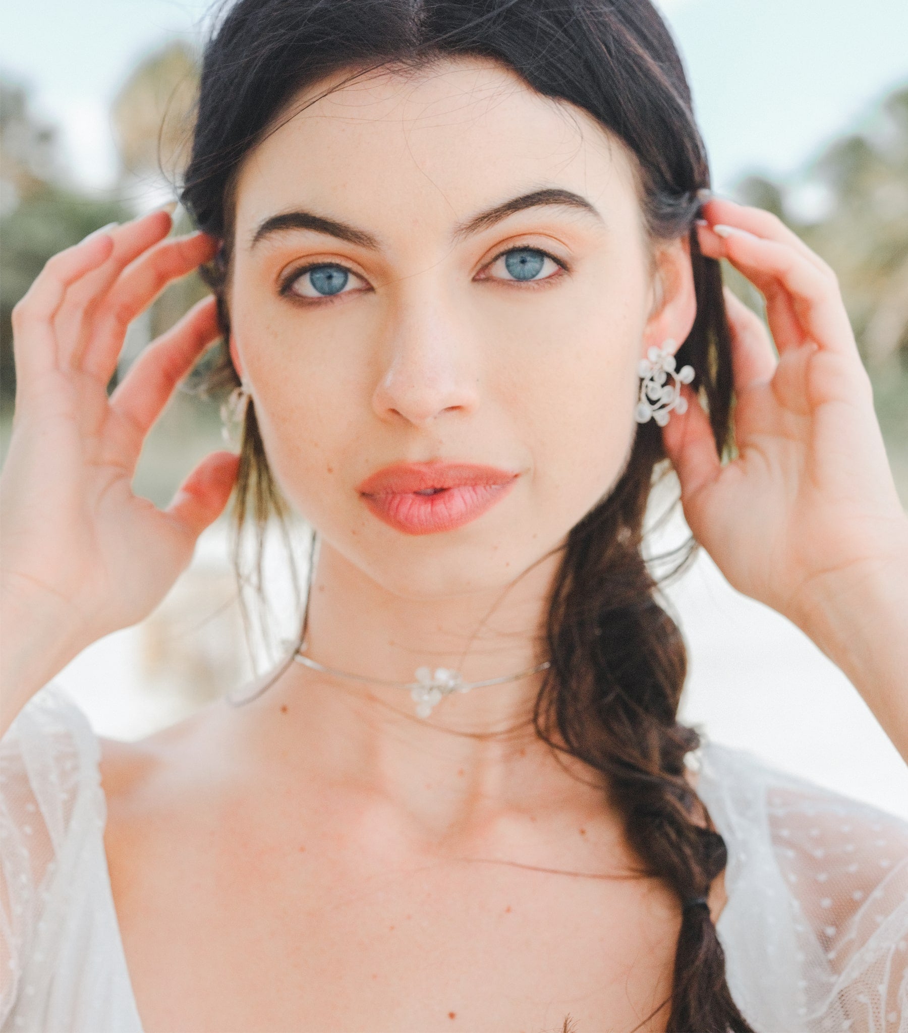 Collana girocollo rigido con fiorellini madreperla, elegante e delicata, perfetta per abito da sposa.