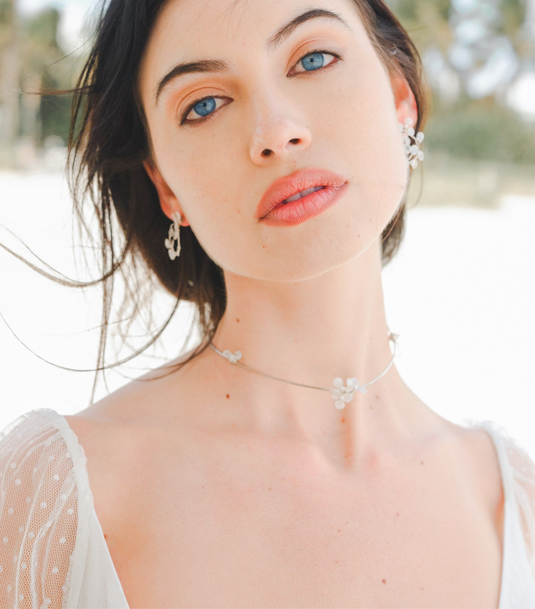 Collana girocollo con fiorellini madreperla, perfetta per un look da sposa elegante e luminoso.