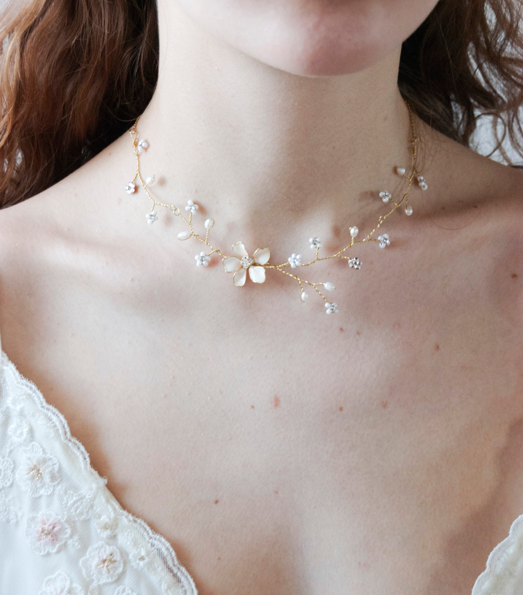 Collana floreale decorata con perle e cristalli, perfetta per cerimonie nuziali.