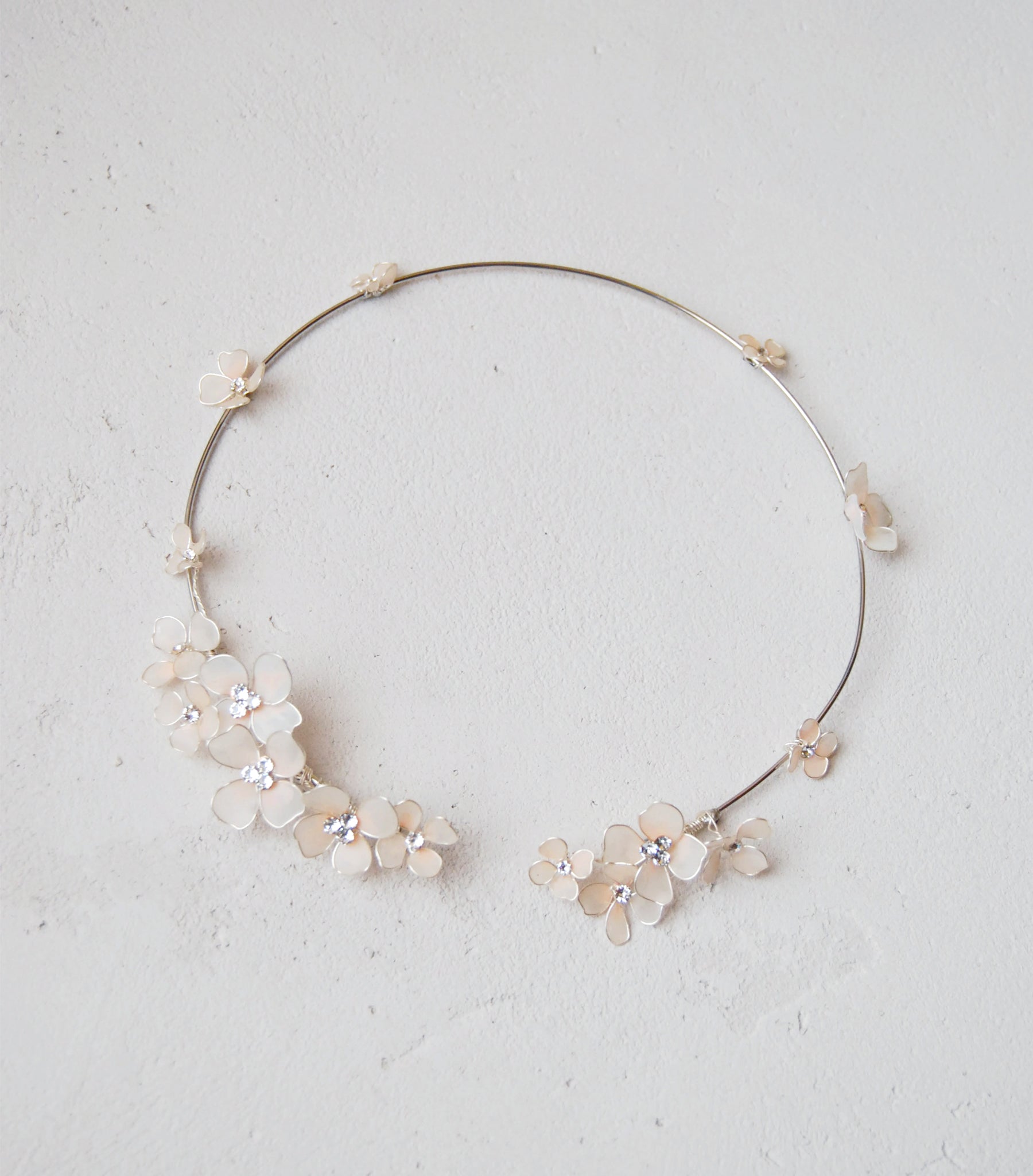 Collana rigida con fiori rosa, ideale per scollo a cuore o a V. Fiori delicati sparsi sul girocollo, aggiungono eleganza e raffinatezza al look da sposa.