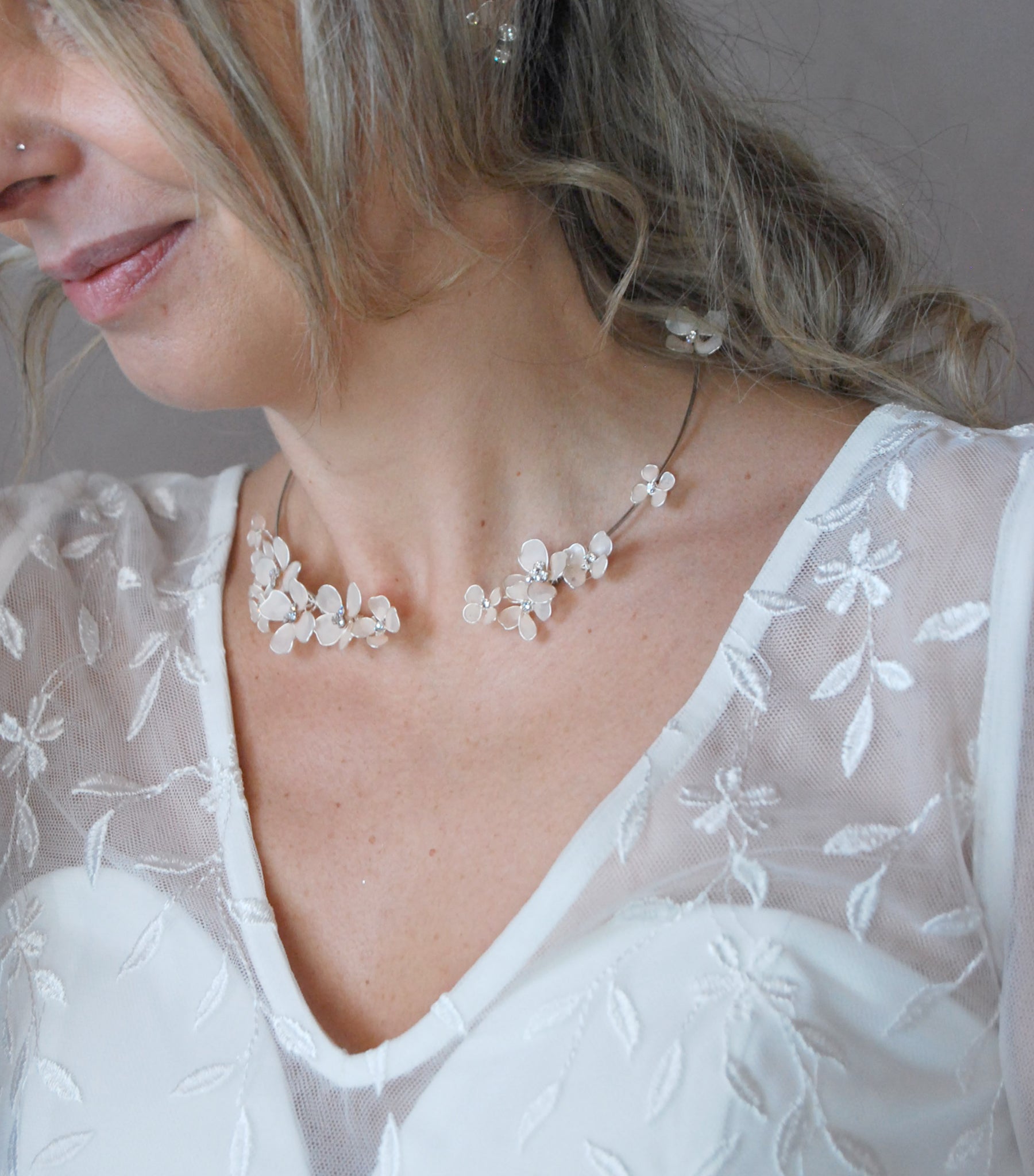 Collana rigida con fiori rosa per sposa